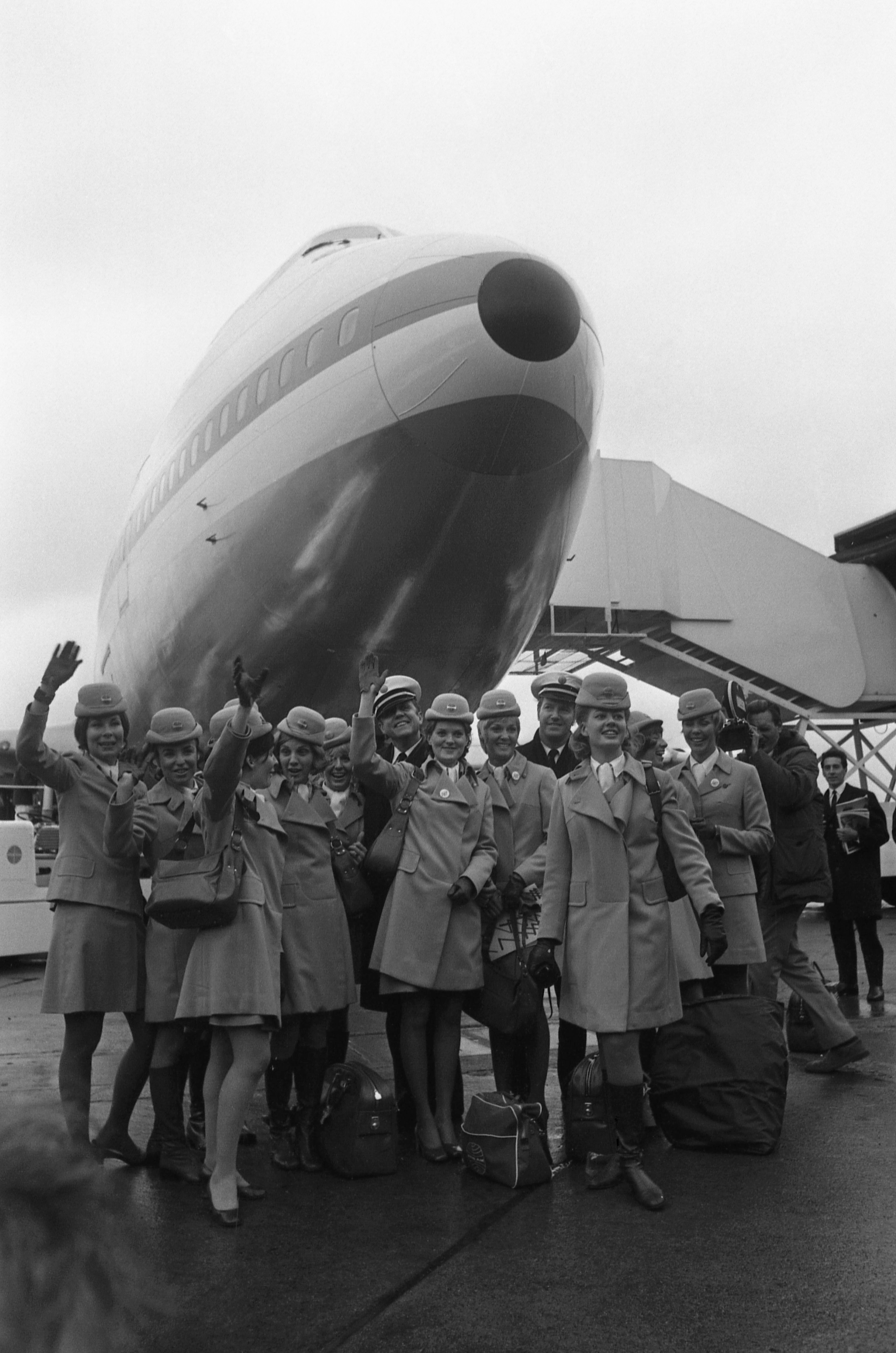 Awak Boeing 747 Jumbo Jet berpose di depan hidung pesawat di Bandara Heathrow London, di Inggris, 12 Januari 1970. (Foto AP)