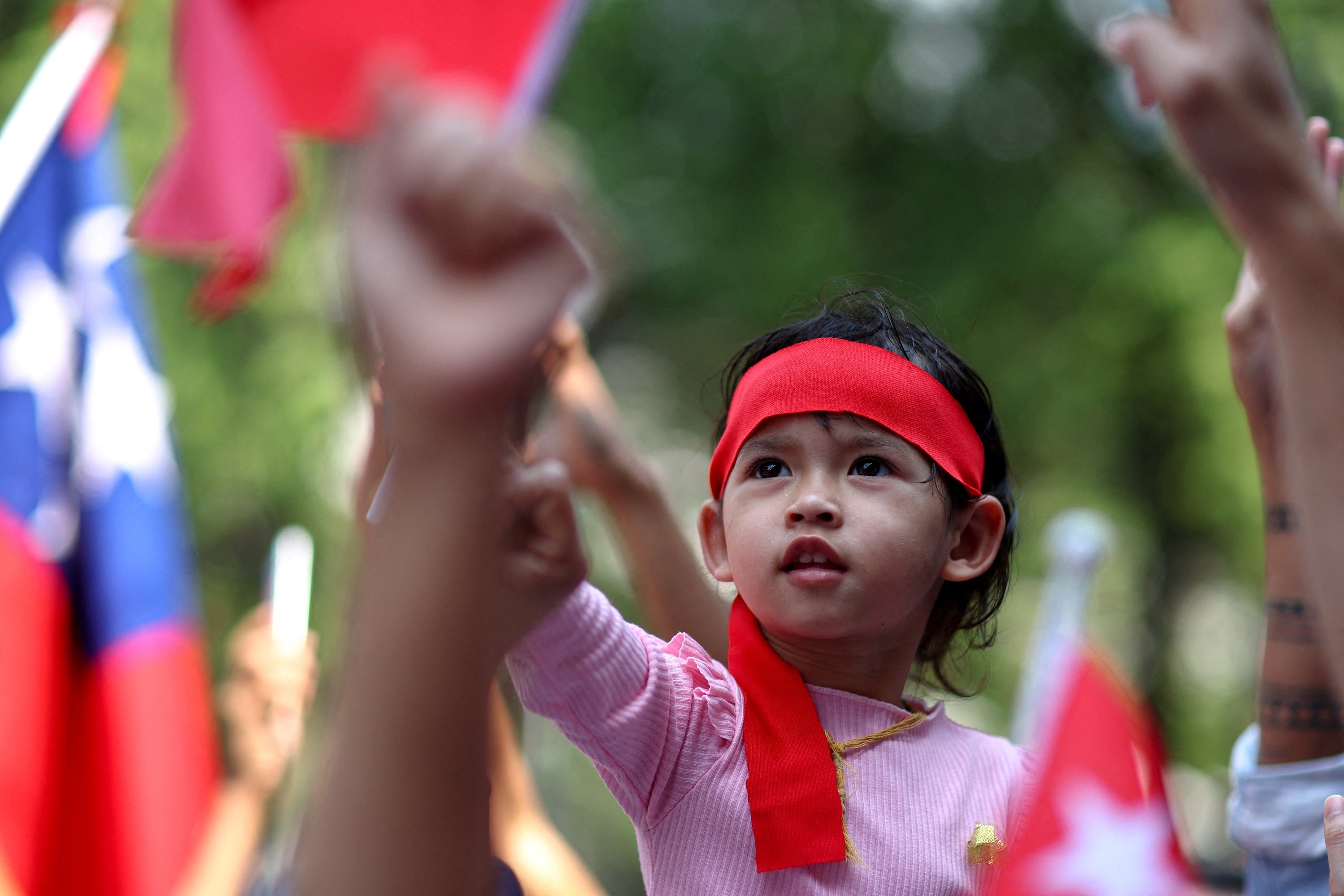Orang-orang memprotes selama demonstrasi untuk memperingati dua tahun kudeta militer Myanmar 2021, di luar Kedutaan Besar Myanmar di Bangkok, Thailand, 1 Februari 2023. (Foto Reuters)