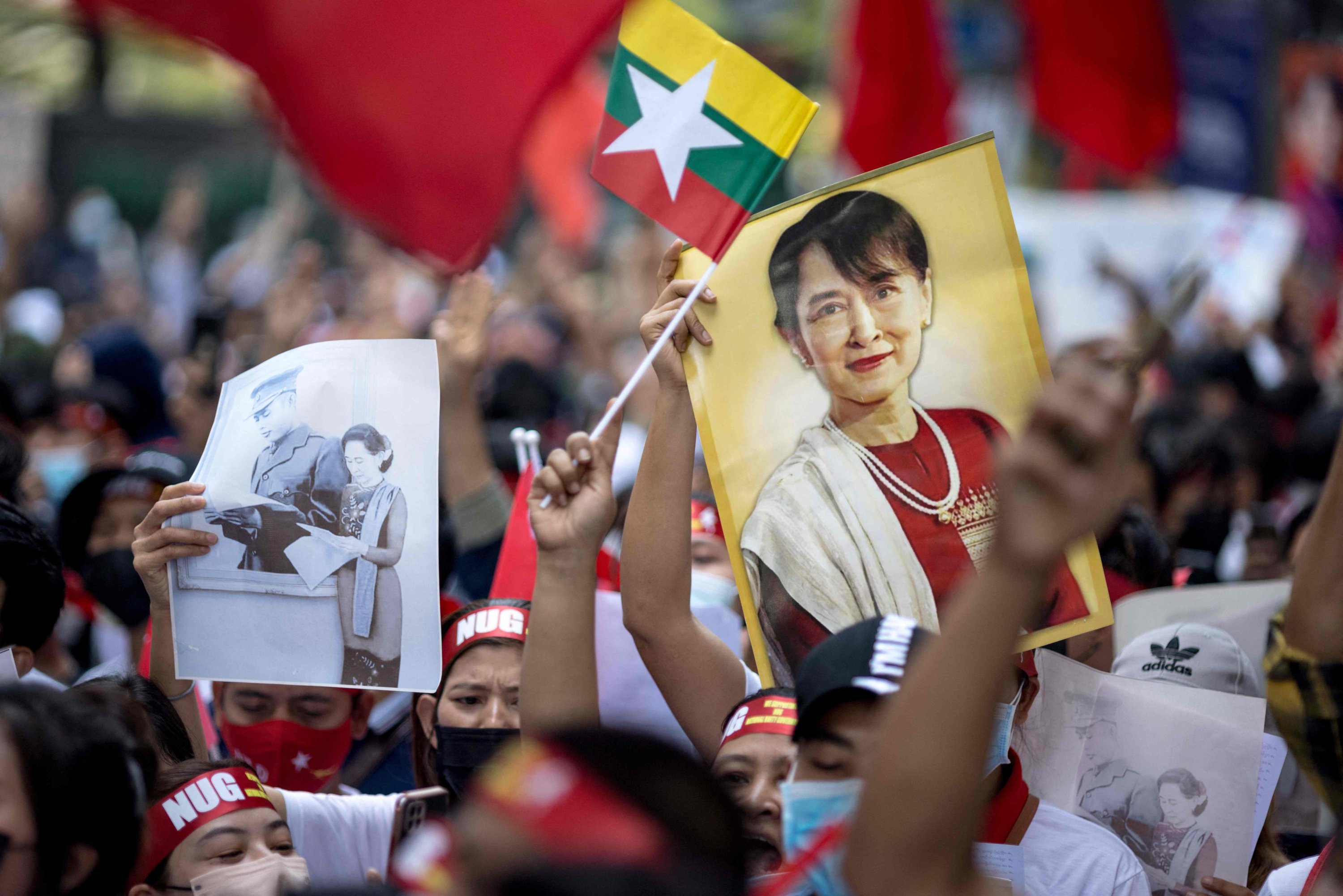 Para pengunjuk rasa memegang gambar pemimpin sipil Aung San Suu Kyi yang ditahan dan bendera Myanmar selama demonstrasi di luar Kedutaan Besar Myanmar di Bangkok, Thailand, 1 Februari 2023 (Foto AFP)