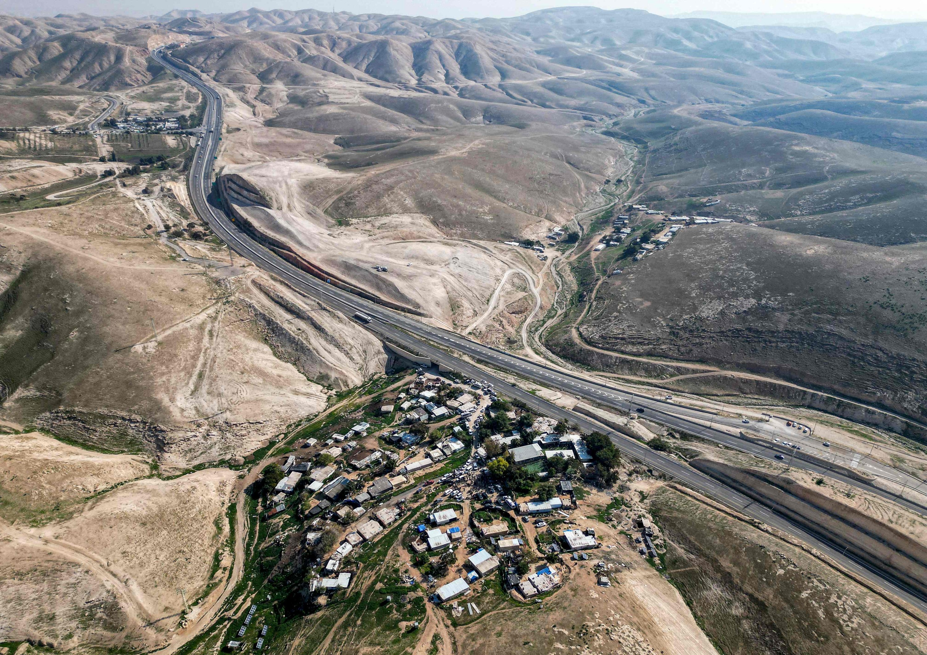 Pemandangan udara desa Badui Khan al-Ahmar di Tepi Barat yang diduduki, Palestina, 23 Januari 2023. (Foto AFP)