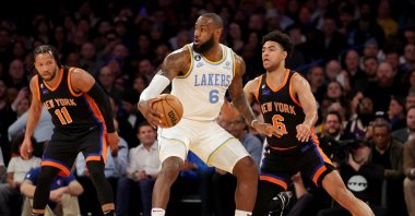 Los Angeles Lakers forward LeBron James (C) controls the ball against New York Knicks guards Quentin Grimes (R) and Jalen Brunson (L) during the first quarter at Madison Square Garden. New York, US., Jan 31, 2023. (Reuters Photo)