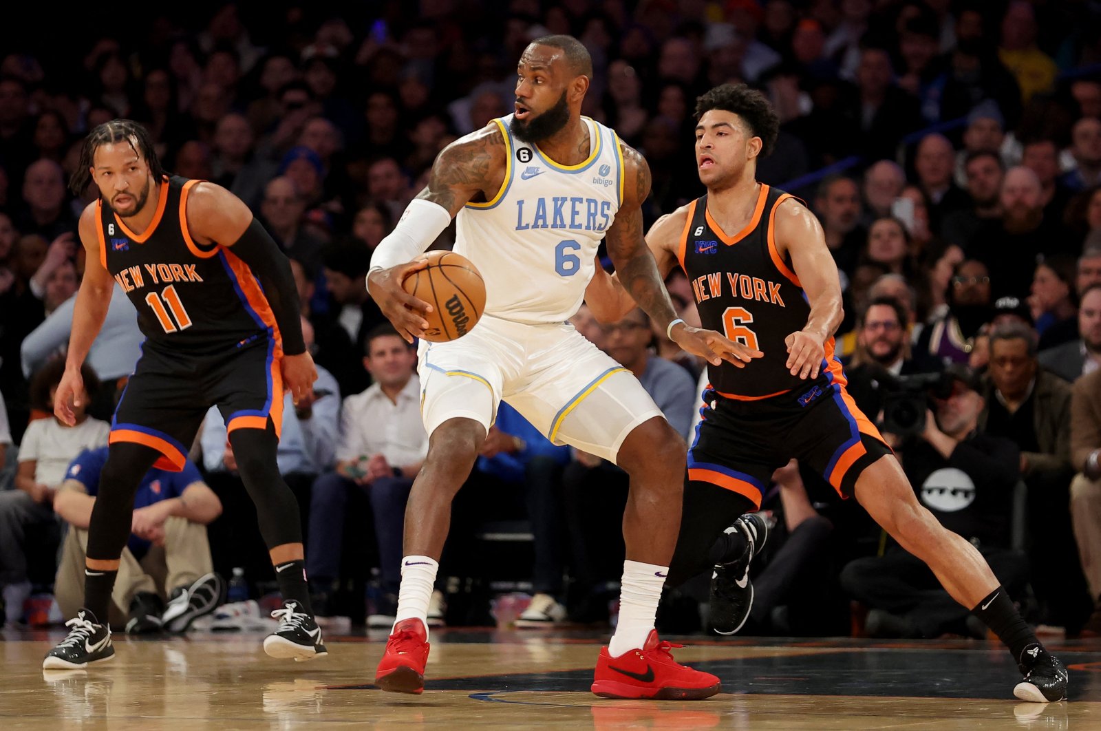 Los Angeles Lakers forward LeBron James (C) controls the ball against New York Knicks guards Quentin Grimes (R) and Jalen Brunson (L) during the first quarter at Madison Square Garden. New York, US., Jan 31, 2023. (Reuters Photo)