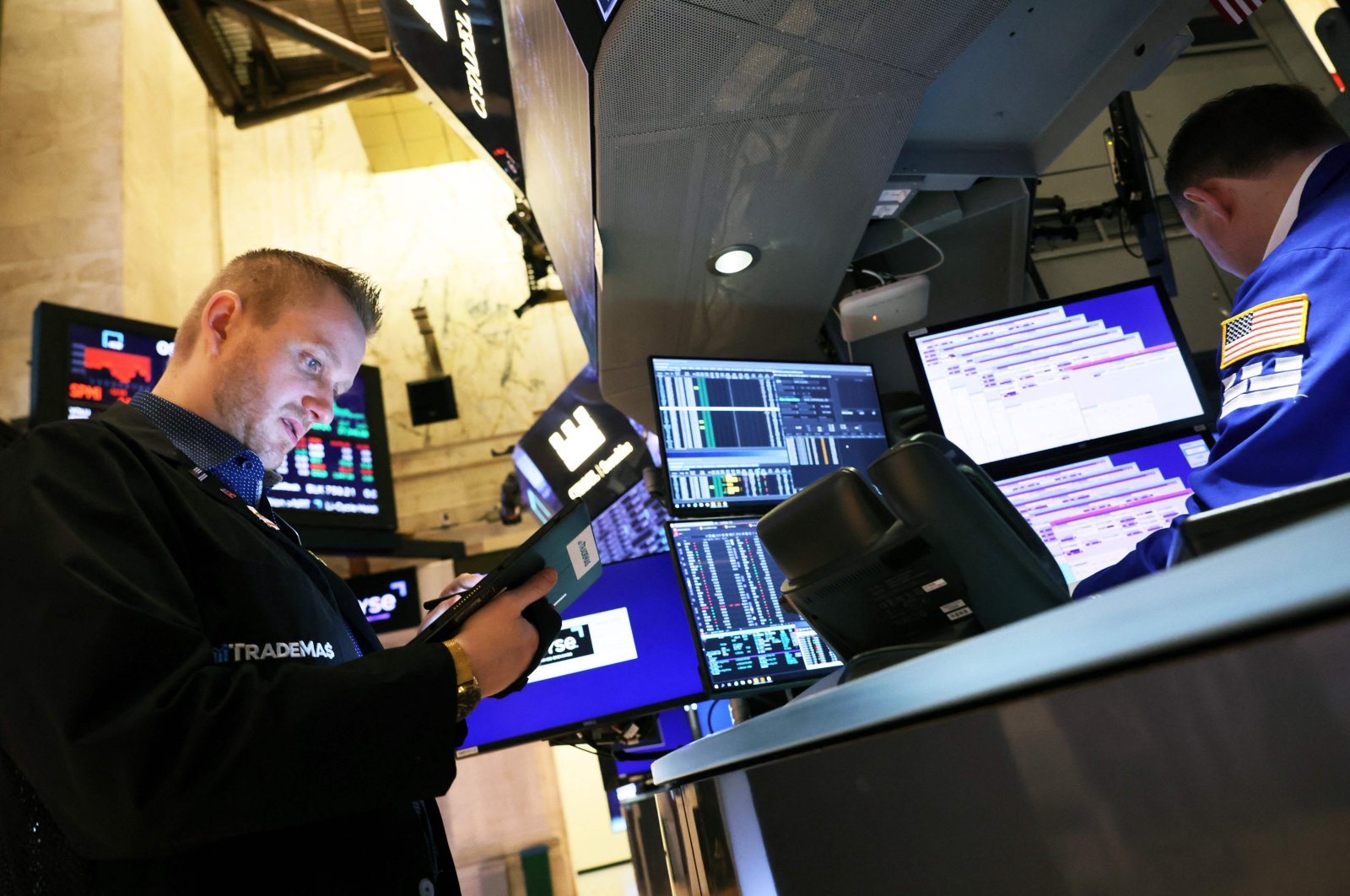 Traders work on the floor of the New York Stock Exchange (NYSE) during morning trading on Feb. 1, 2023. (AFP Photo)