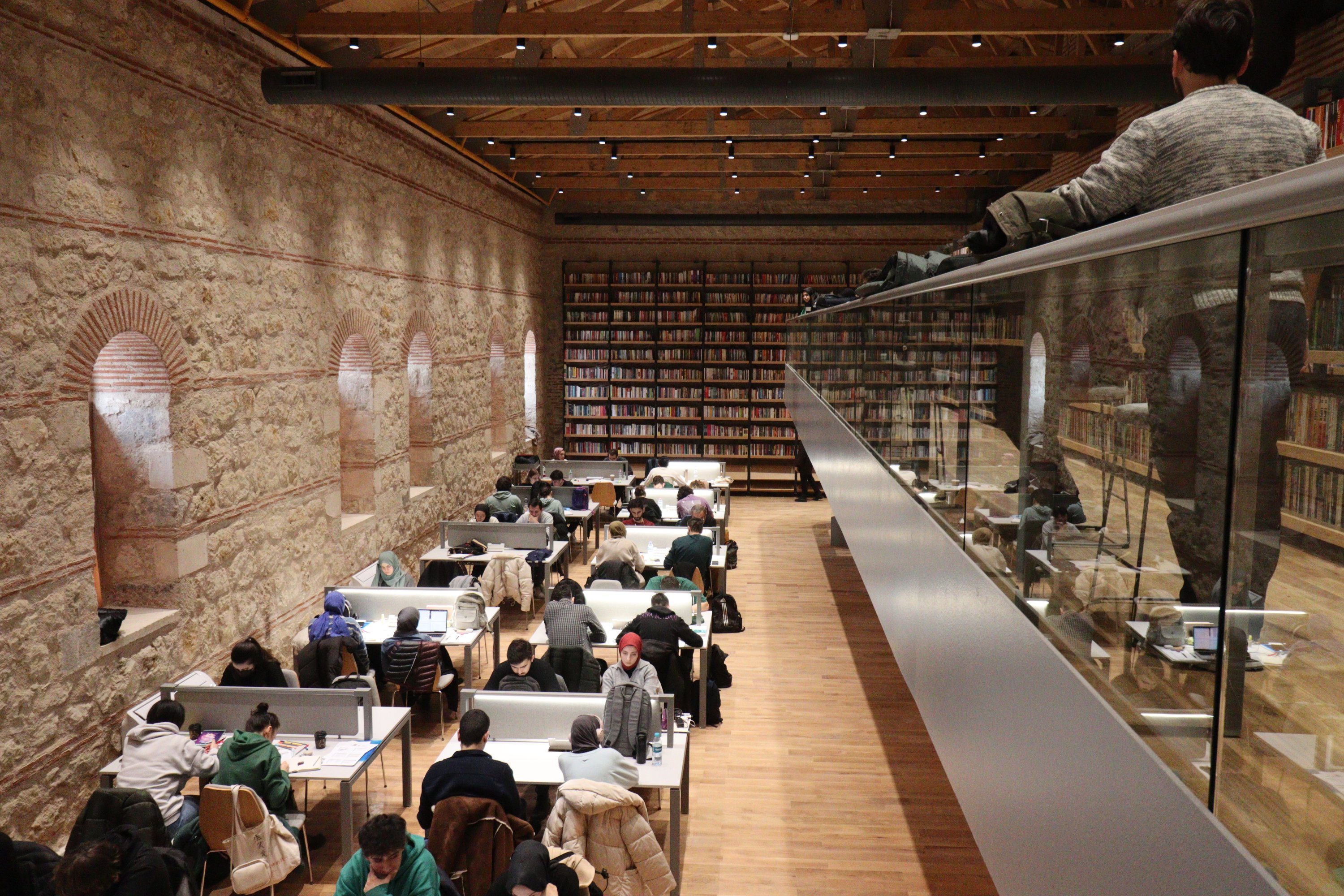 Orang-orang membaca buku di Perpustakaan Rami, Istanbul, Türkiye, 12 Januari 2023. (Foto AA)