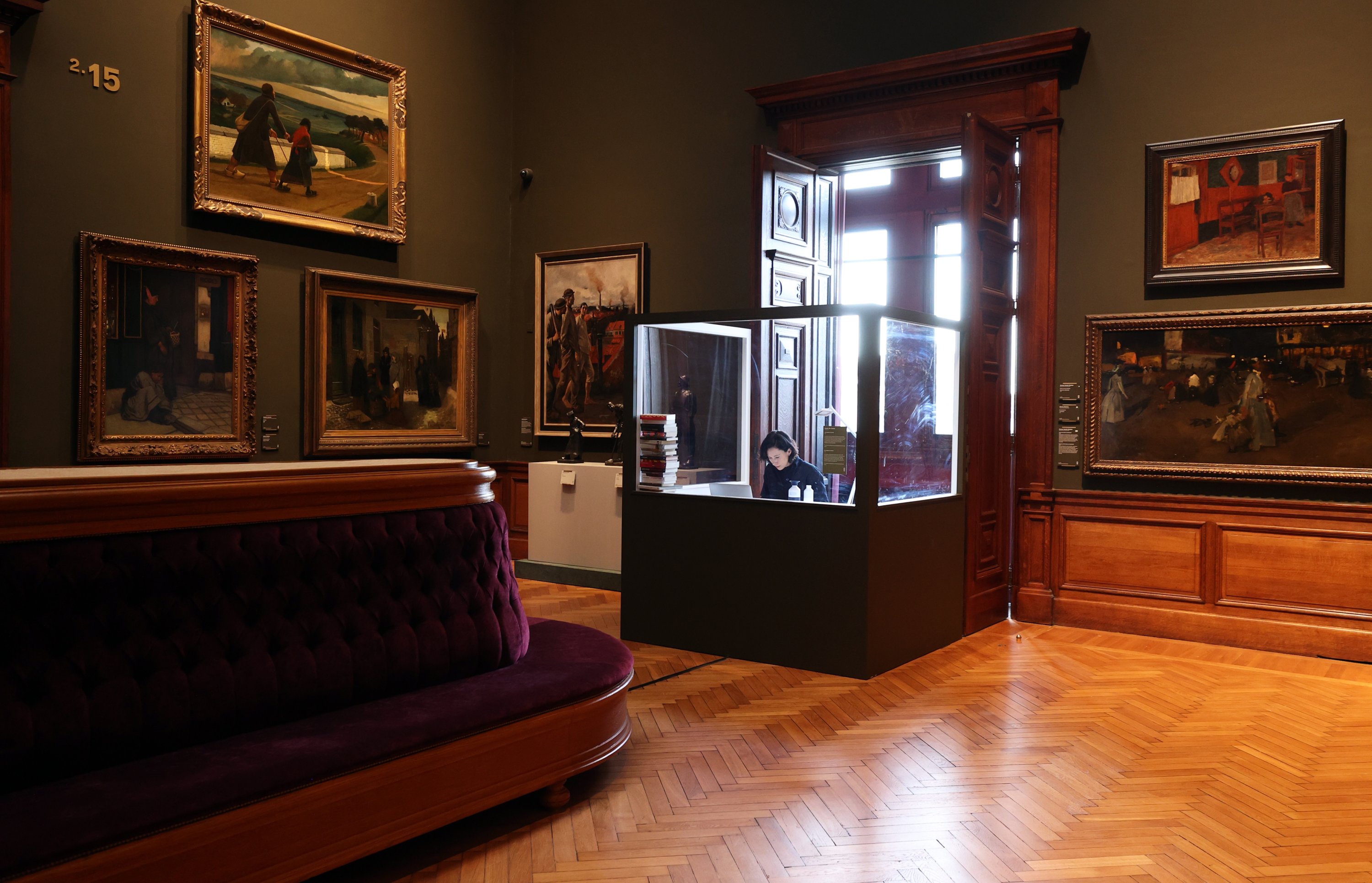 Penulis Belgia Saskia De Coster mengunci diri di ruang kaca seluas 12 meter persegi di Royal Museum of Fine Arts di Antwerp, Belgia, 1 Februari 2023. (Foto AA)