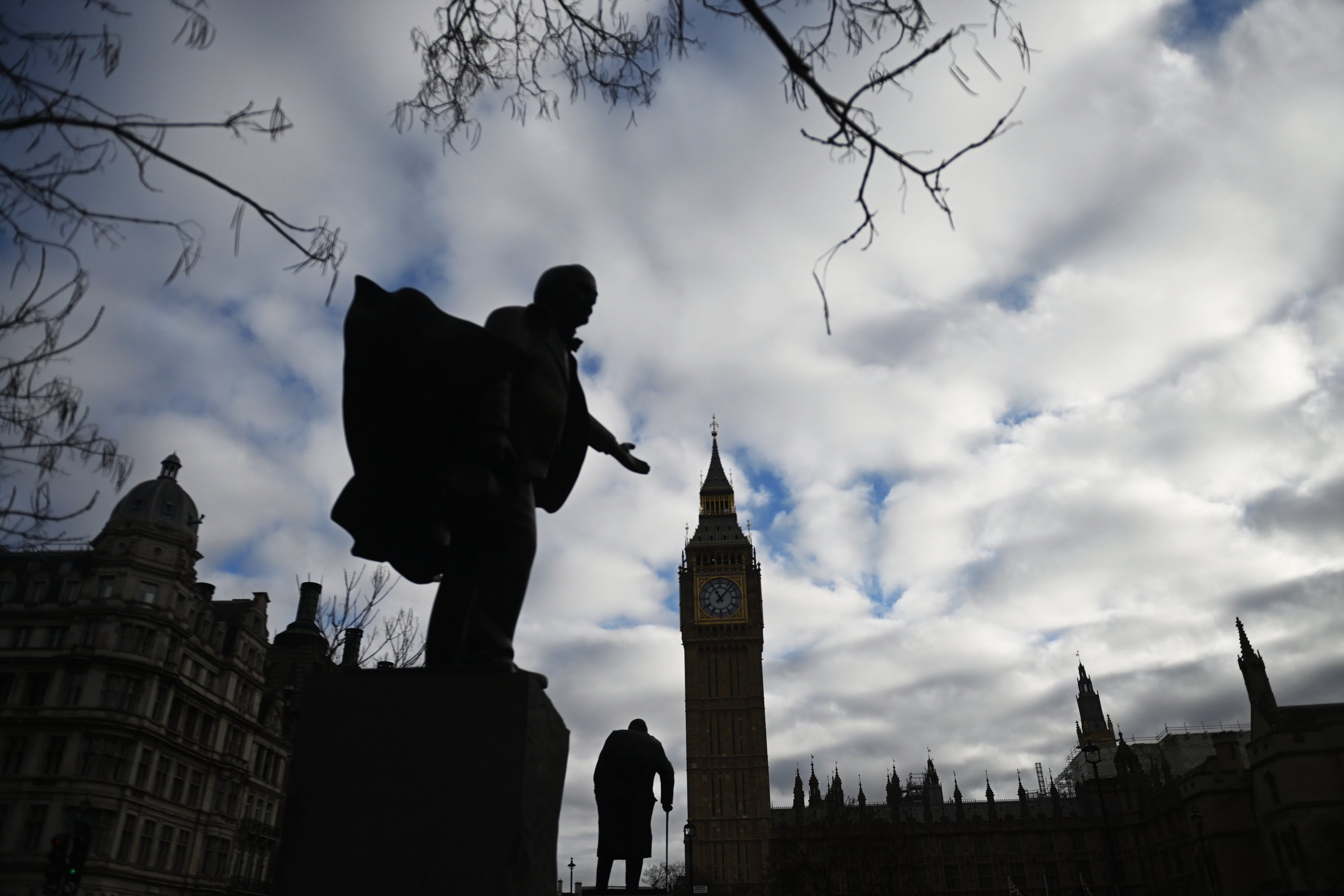 Siluet patung mantan Perdana Menteri di dekat Gedung Parlemen di London, Inggris, 27 Januari 2023. (Foto EPA)