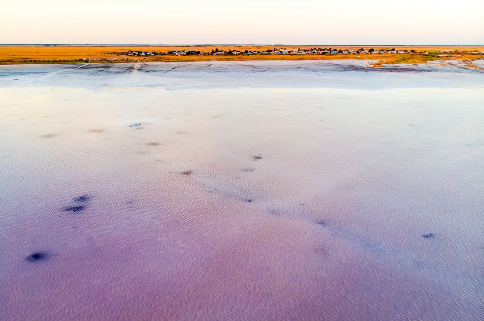 Pemandangan alam paling berwarna: Danau merah muda yang selalu mempesona