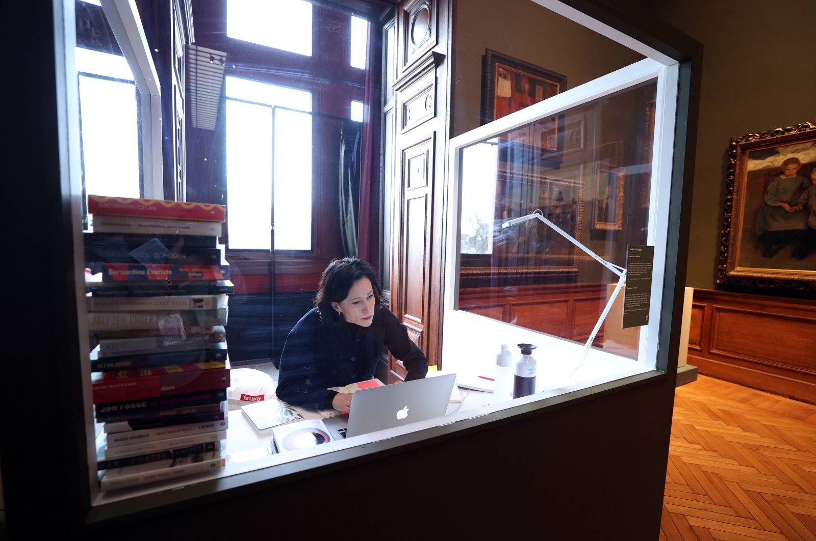 Penulis Belgia untuk tinggal di kotak kaca Royal Museum untuk menyelesaikan bukunya