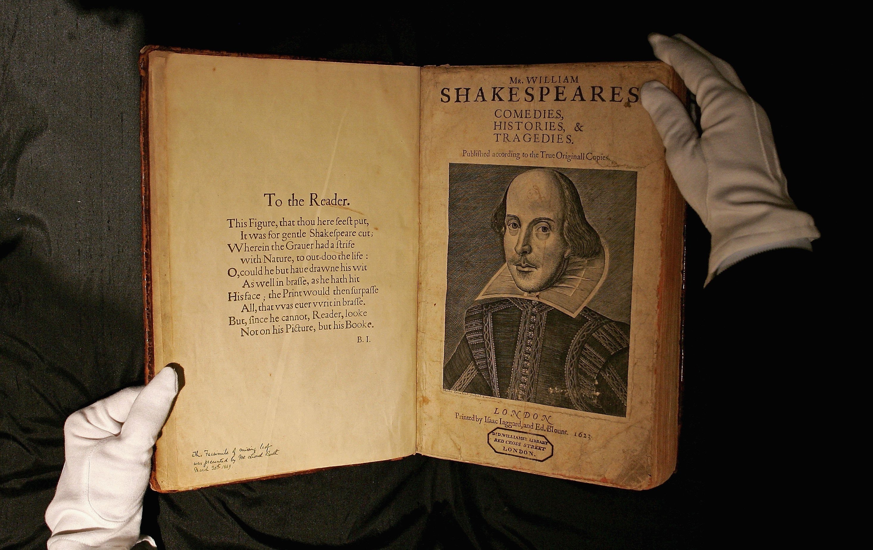 Seorang karyawan Sotheby menangani salinan William Shakespeare, 