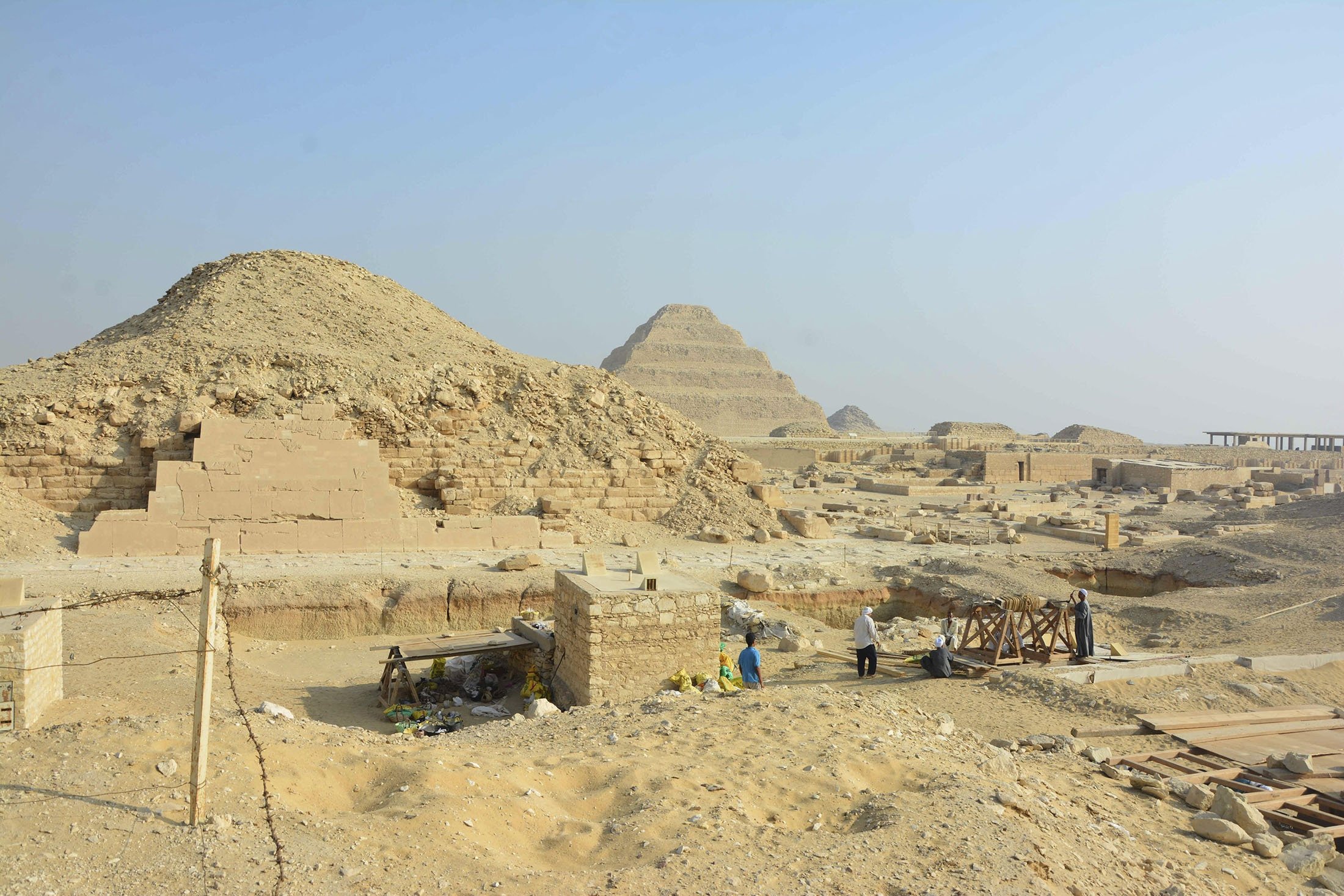 Mısır, Saqqara'daki Unas piramidine ve Djoser'in basamaklı piramidine bakan bir kazı alanı, Ocak 2023. (AP Fotoğrafı)