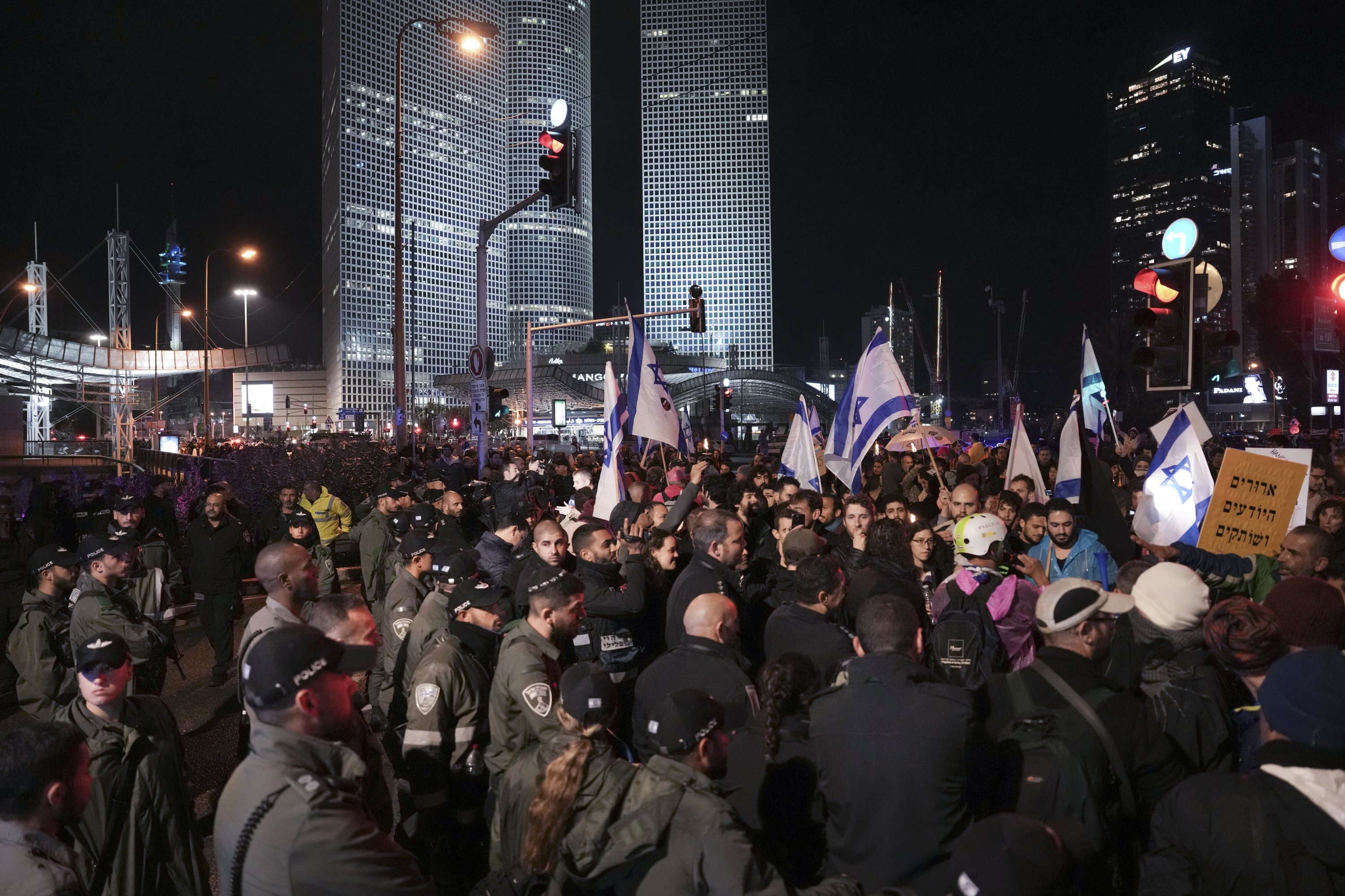 Petugas polisi perbatasan Israel mencegah pengunjuk rasa memblokir jalan raya selama unjuk rasa menentang rencana pemerintah untuk merombak sistem hukum negara, di Tel Aviv, Israel, 14 Januari 2023. (Foto AP)