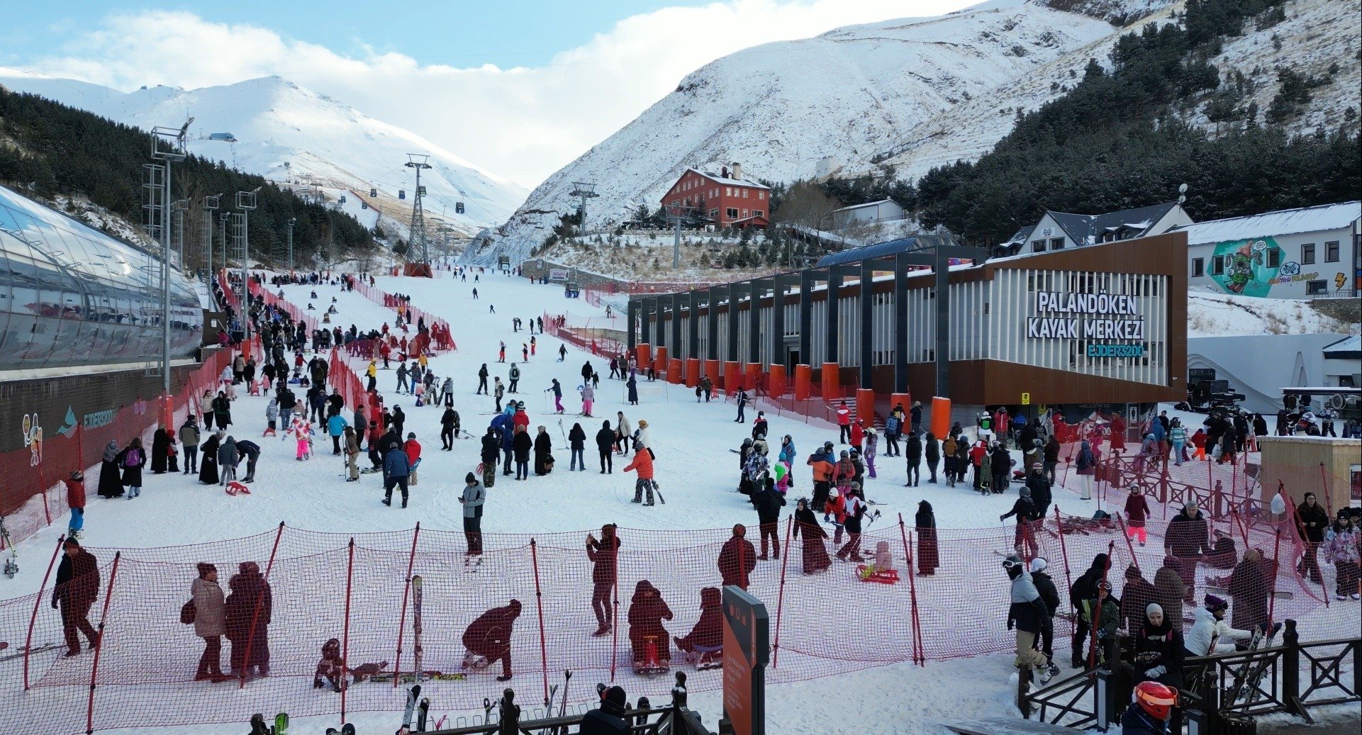 Resor Ski Palandöken, salah satu pusat ski terpenting di negara itu, dibanjiri warga selama liburan semester, Erzurum, Türkiye timur, 30 Januari 2023. (Foto IHA)