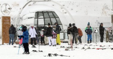Groups of visitors ski in Palandöken Ski Resort, Erzurum, eastern Türkiye, Feb. 2, 2023. (AA Photo)