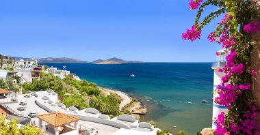 A lighthouse and the Aegean Sea as seen from Ortakent, Bodrum, Türkiye. (Shutterstock Photo)