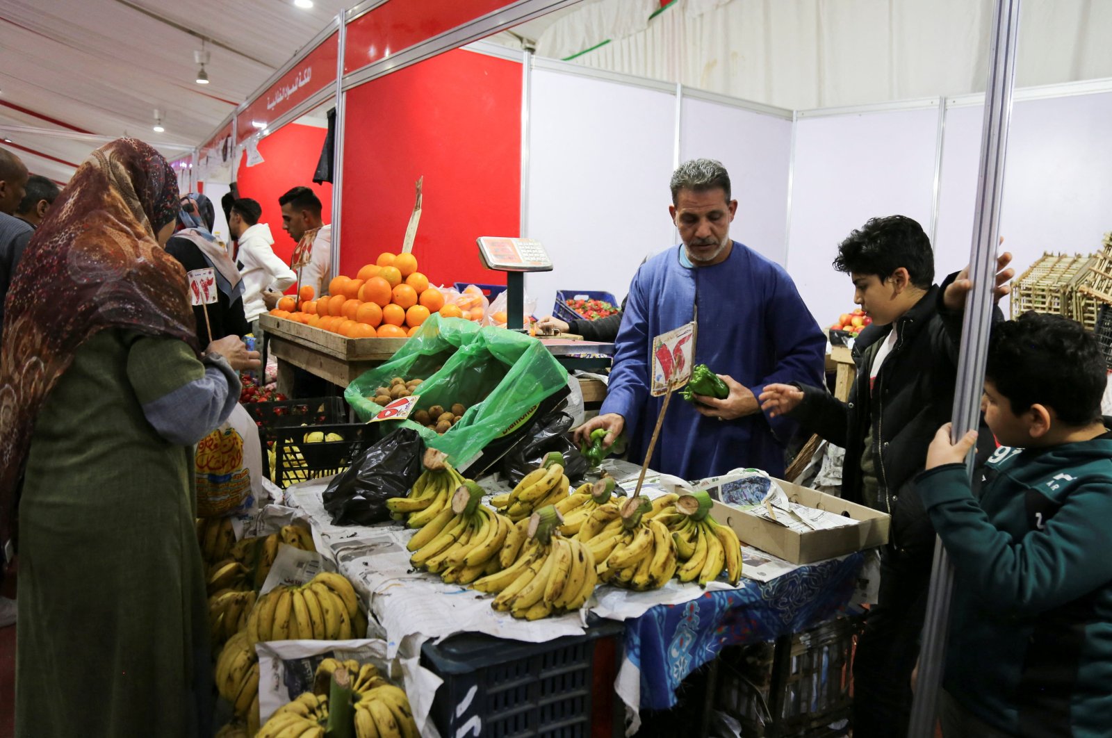 People buy fruits from a market selling food at discounted prices, after a devaluation of the Egyptian pound led to a sharp increase in prices, in Giza, Egypt, Jan. 28, 2023. (Reuters Photo)
