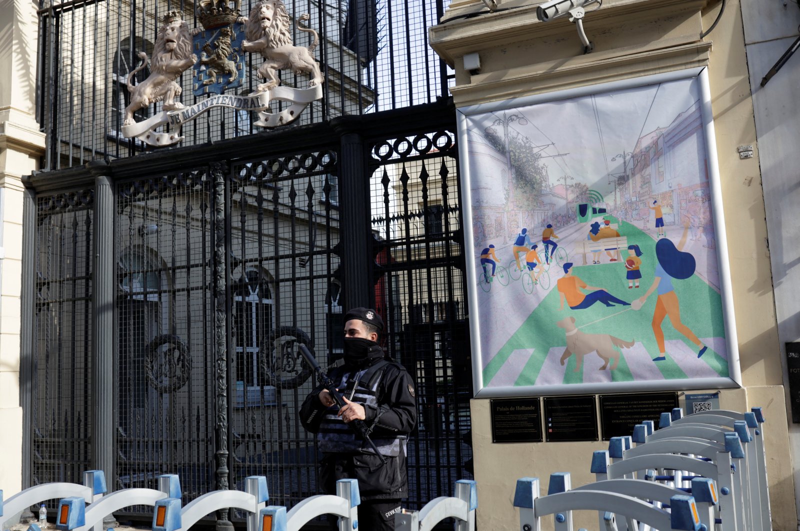 A Turkish police officer stands guard in front of the closed Dutch Consulate in Istanbul, Türkiye, Feb. 1, 2023. (Reuters Photo)