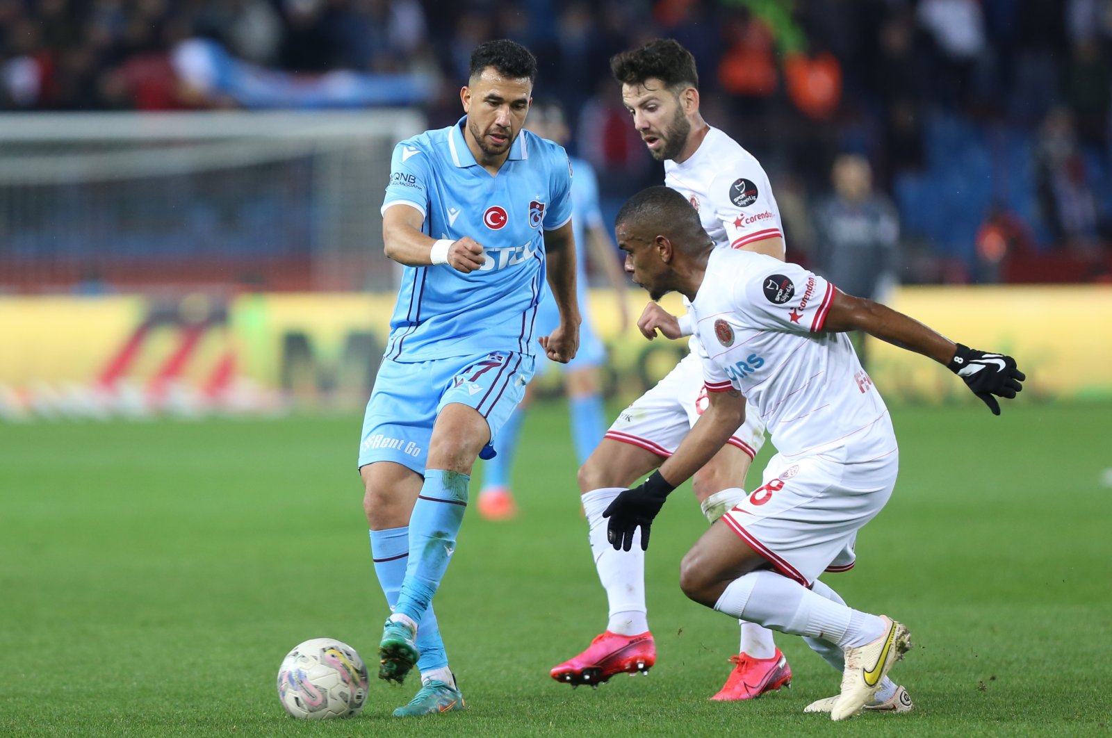 Trezeguet melampaui rekor Nwakaeme dalam kemenangan atas Antalyaspor
