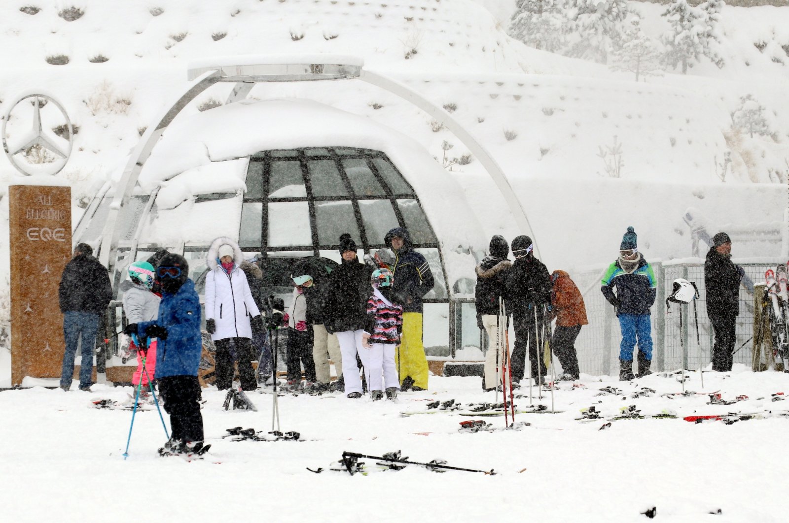 Groups of visitors ski in Palandöken Ski Resort, Erzurum, eastern Türkiye, Feb. 2, 2023. (AA Photo)