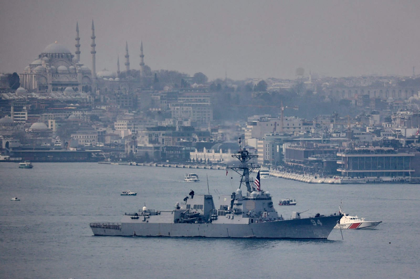 Utusan AS memuji hubungan dengan Türkiye dari kapal perang di Bosporus