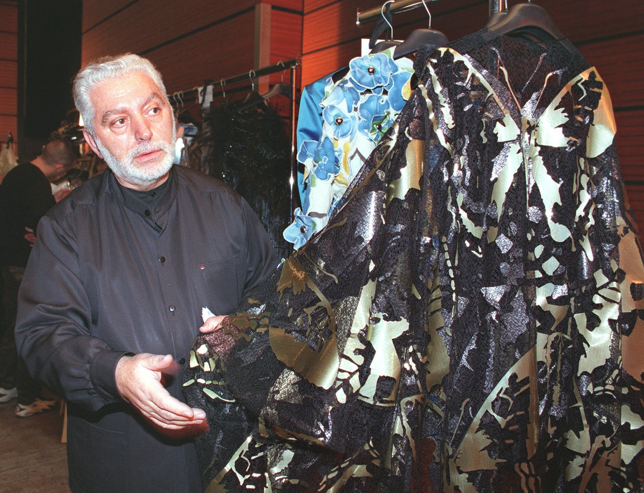 Desainer Spanyol Paco Rabanne memeriksa gaun sebelum koleksi haute-couture Musim Semi/Musim Panas 1999, Paris, Prancis, 20 Januari 1999. (AFP Photo)