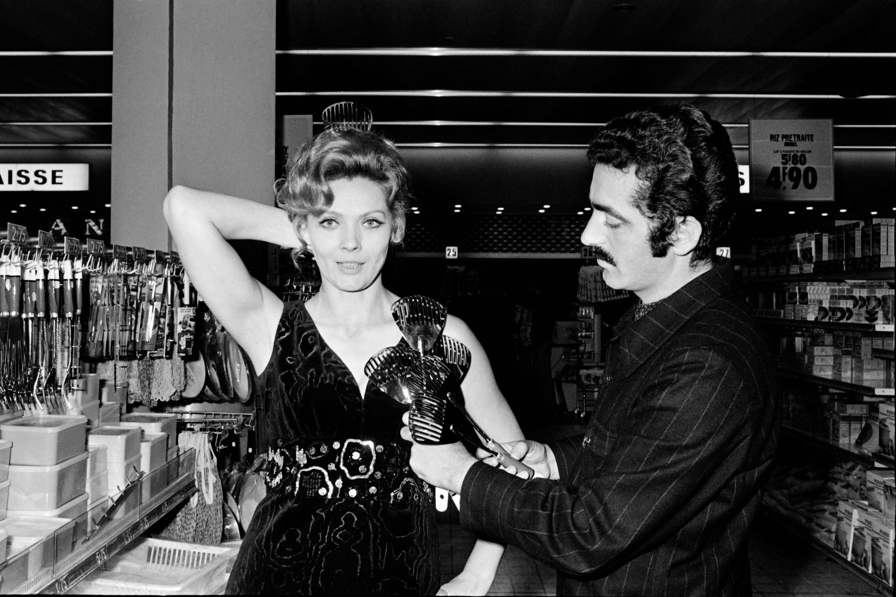 Perancang busana Spanyol Paco Rabanne mencoba kreasi dengan peralatan makan pada aktris Prancis Corinne Marchand selama pameran sains domestik di pusat perbelanjaan Saint-Laurent-du-Var, Provence, 4 November 1969. (AFP Photo)