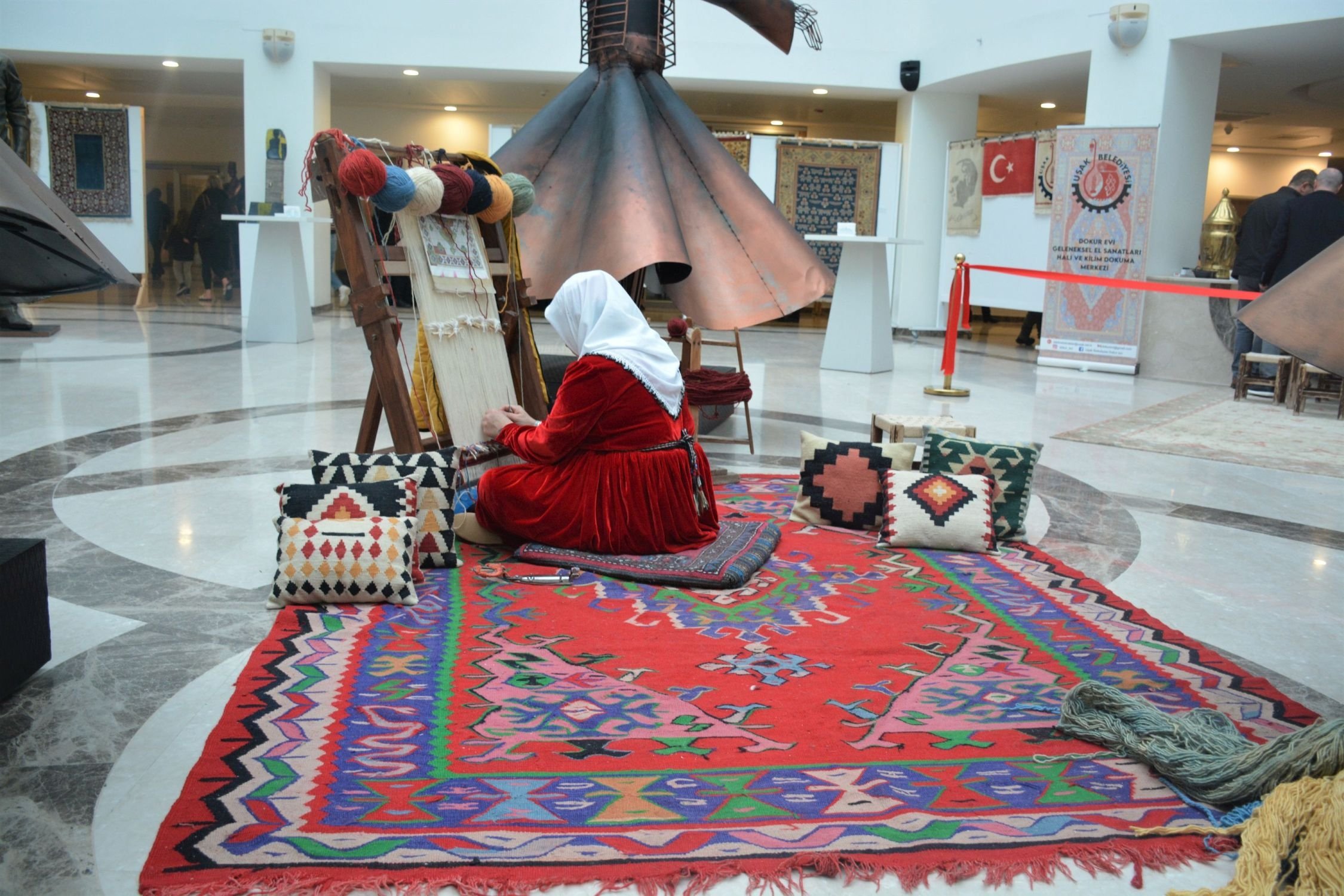 Proses menenun karpet didemonstrasikan dalam pameran, Lefkoşa (Nicosia), TRNC, 3 Februari 2022. (Foto milik Near East University)