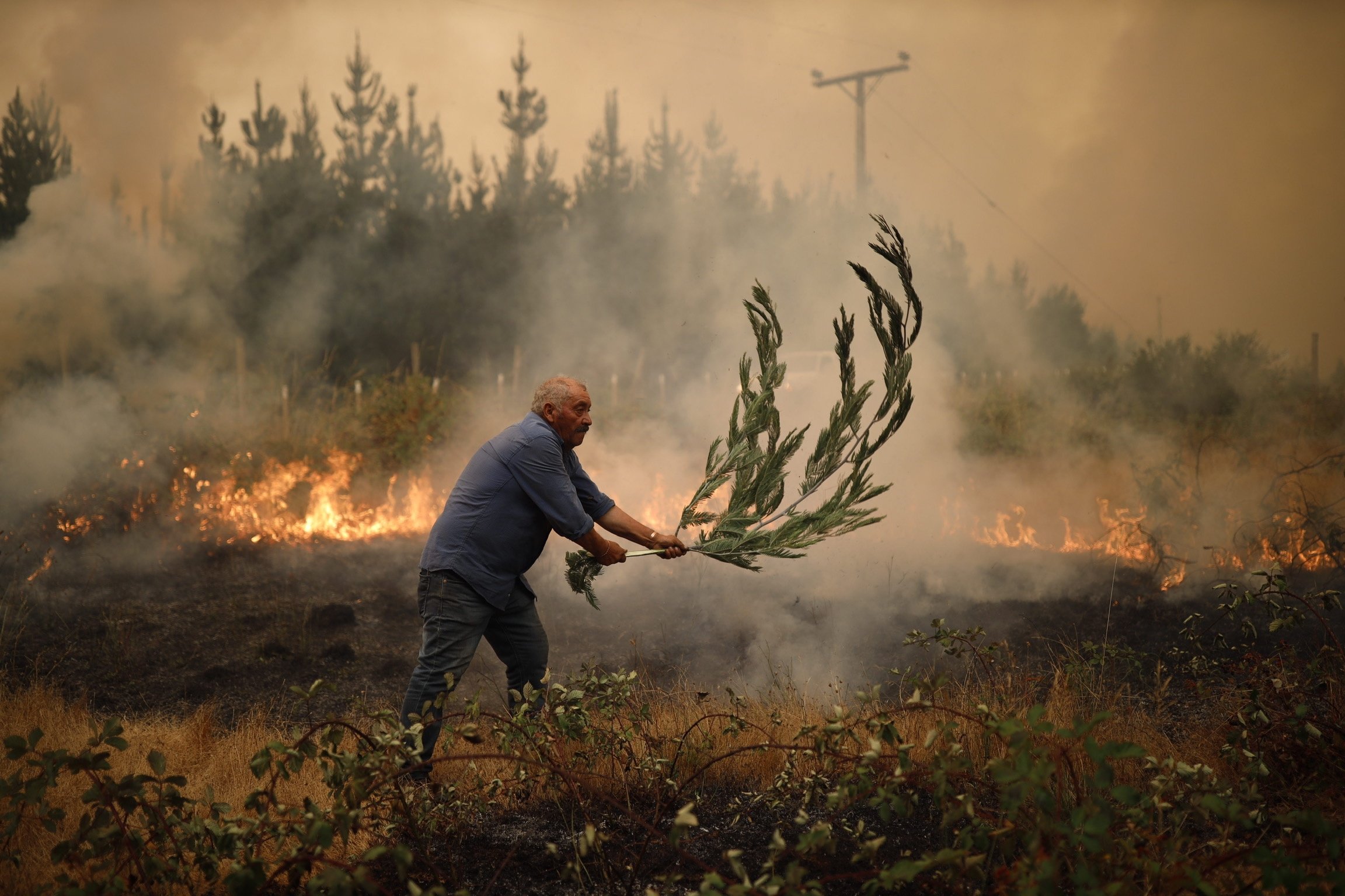 Seorang warga bekerja memadamkan api di Santa Juana, Chile, 4 Februari 2023. (Foto EPA)