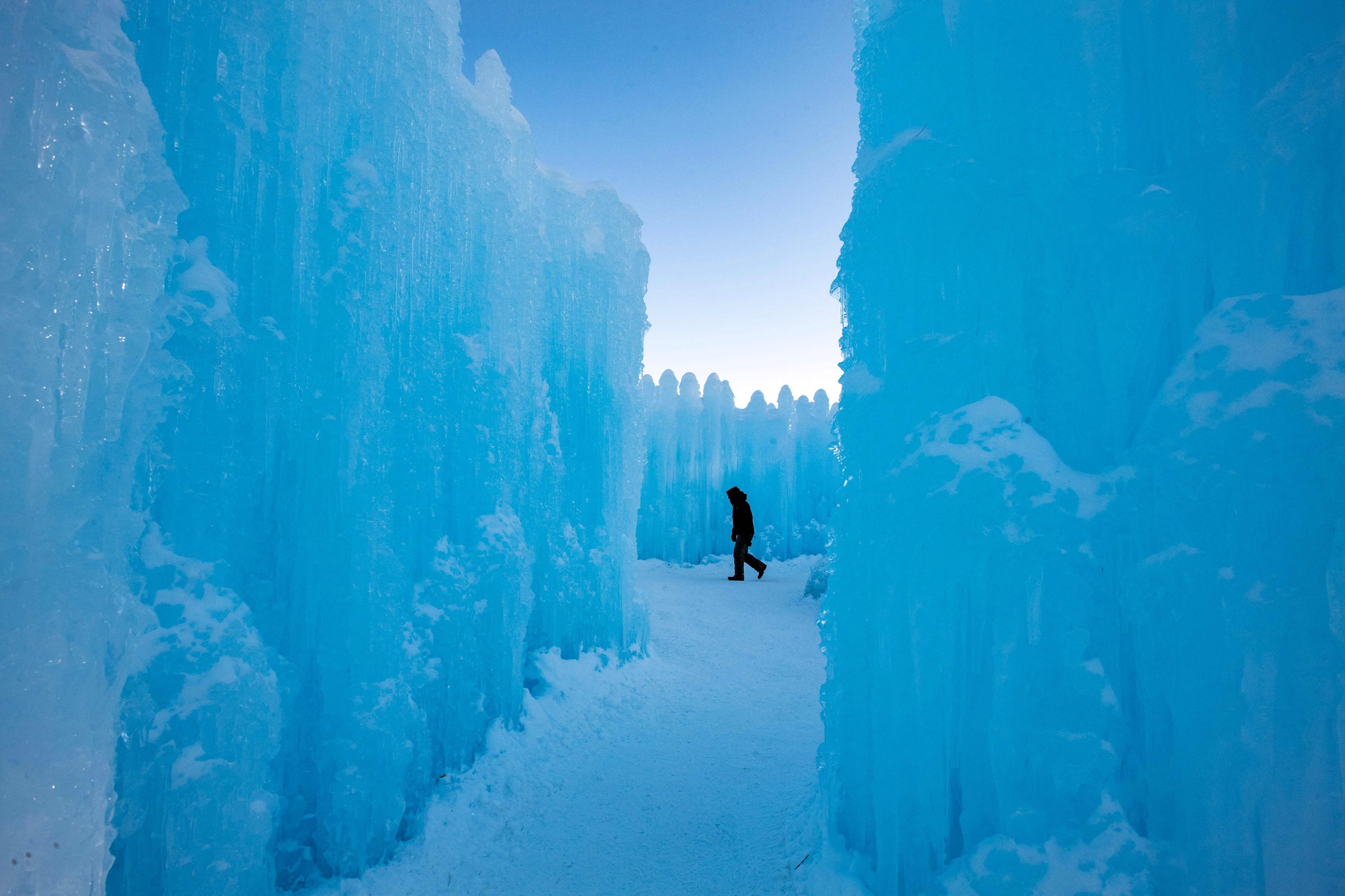 Seseorang menjelajahi Ice Castles di North Woodstock, New Hampshire, AS, 4 Februari 2023. (Foto AFP)