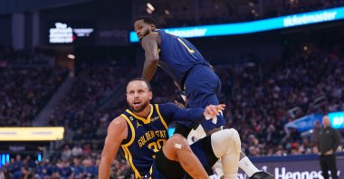 Golden State Warriors guard Stephen Curry (L) regains his footing after being knocked to the ground against the Dallas Mavericks in the first quarter at the Chase Center, San Francisco, U.S., Feb. 4, 2023. (Reuters Photo)