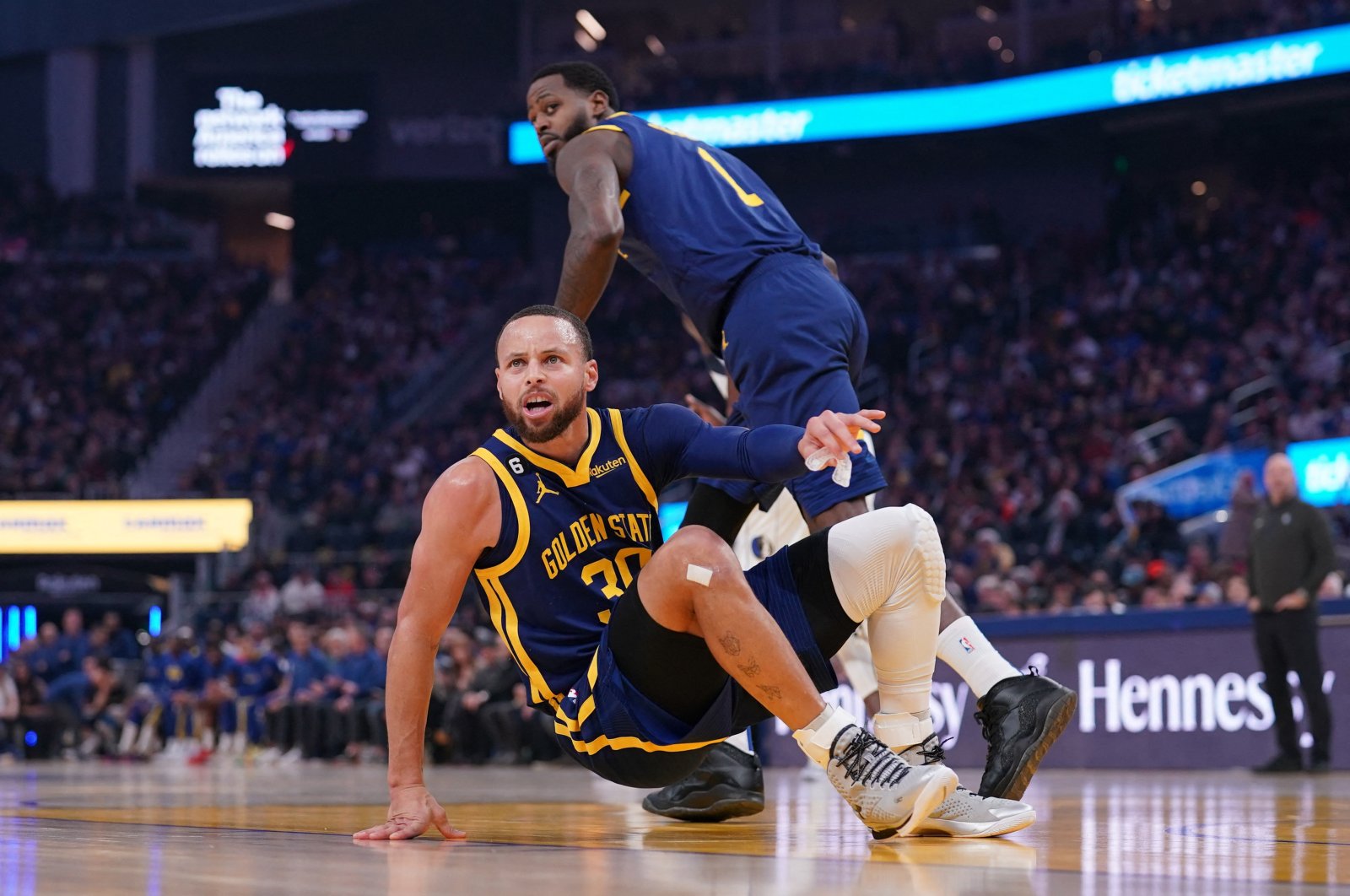 Golden State Warriors guard Stephen Curry (L) regains his footing after being knocked to the ground against the Dallas Mavericks in the first quarter at the Chase Center, San Francisco, U.S., Feb. 4, 2023. (Reuters Photo)