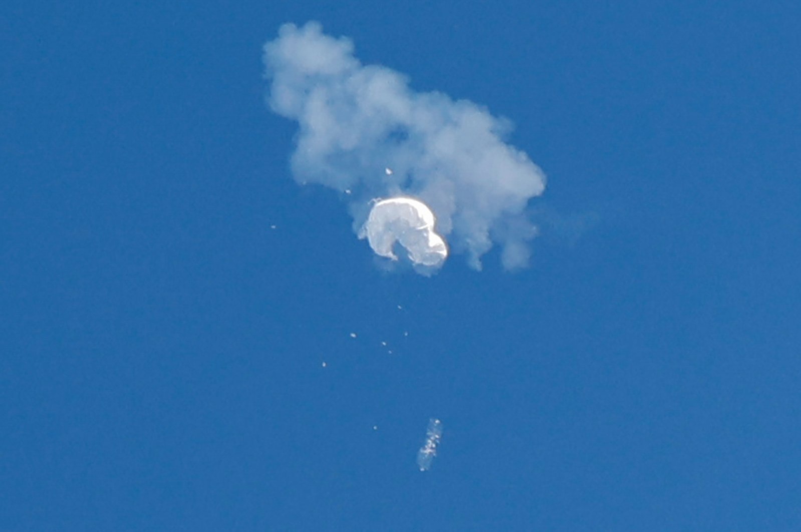 The suspected Chinese spy balloon drifts to the ocean after being shot down off the coast in Surfside Beach, South Carolina, U.S., Feb. 4, 2023. (Reuters Photo)