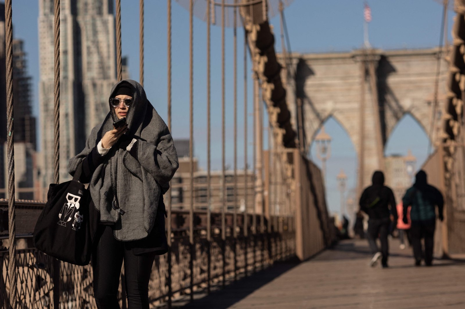 People walk on the Brooklyn Bridge amid subzero temperatures in New York, U.S., Feb. 4, 2023. (AFP Photo)