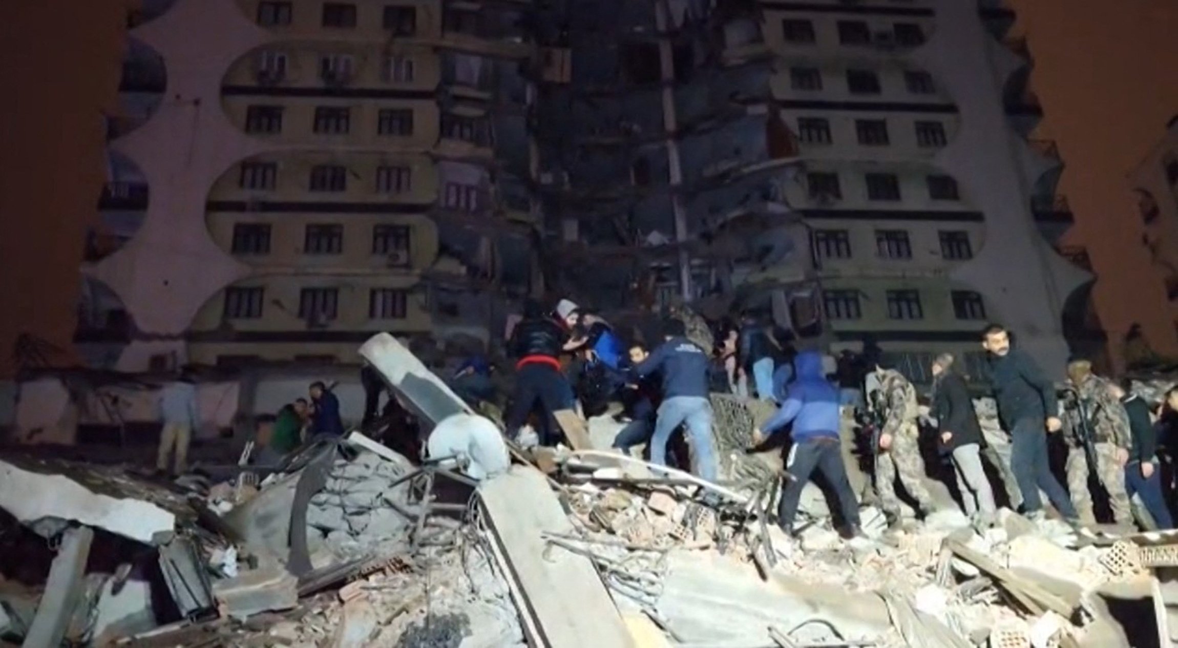 This video grab shows rescuers searching for victims of a 7.4-magnitude earthquake that hit Diyarbakır, southeastern Türkiye. (AFP Photo)