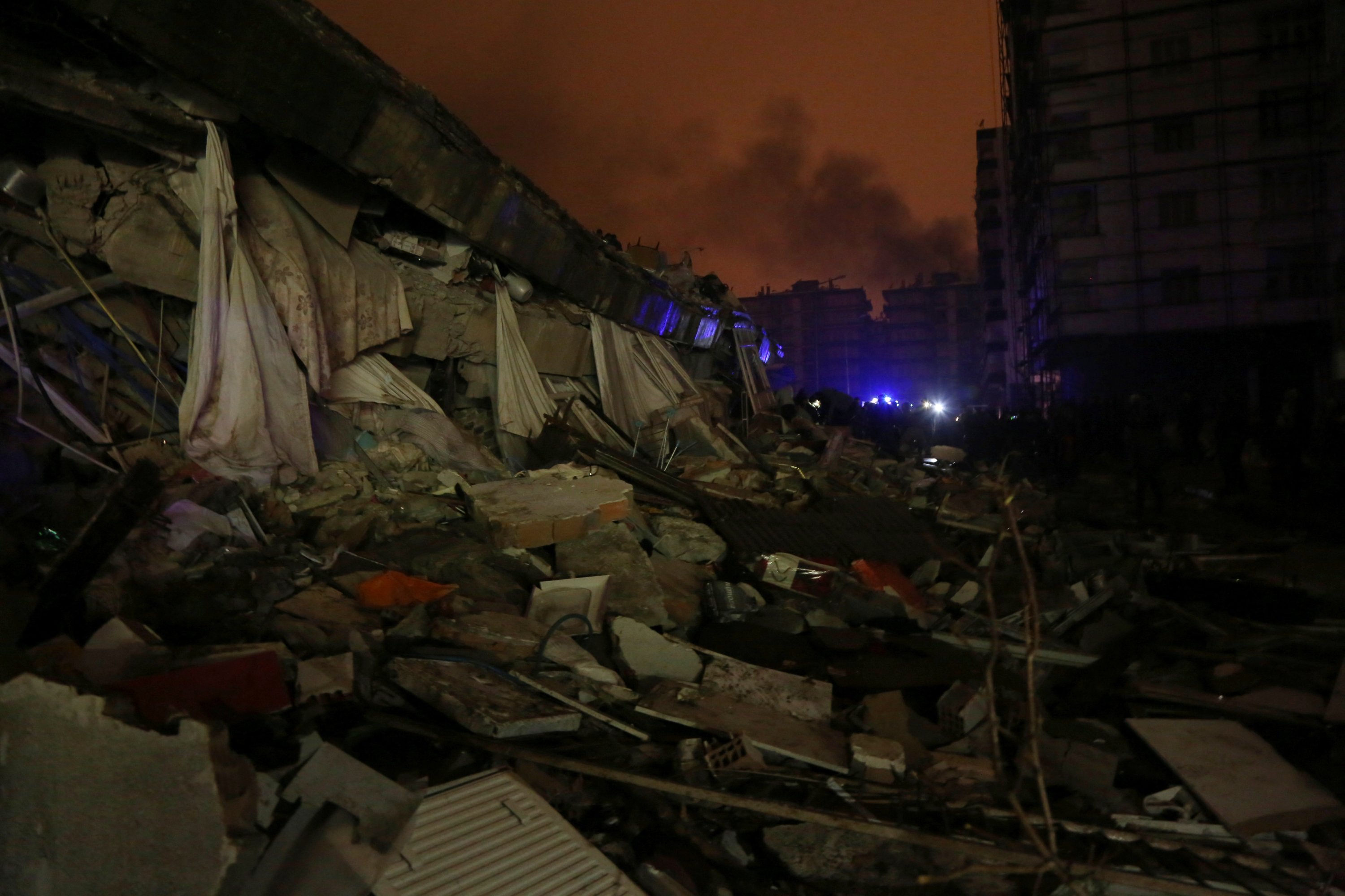 En kollapset bygning er sett etter et jordskjelv i Diyarbakır, Türkiye, 6. februar 2023. (Reuters Photo)