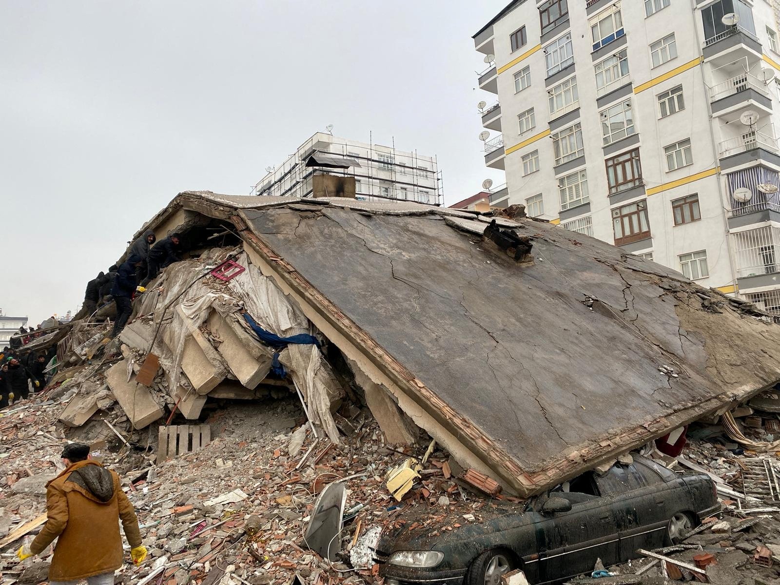 Azerbaijan sends rescue teams after major earthquake strikes Türkiye