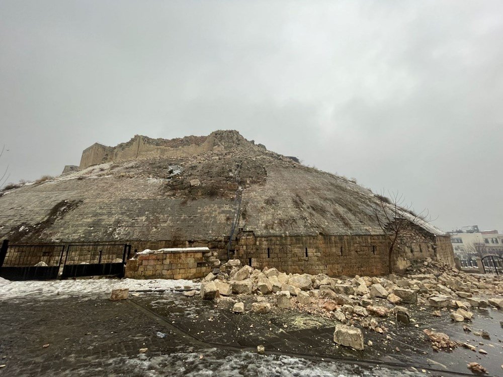 The collapsed part of Gaziantep Castle, Feb. 6, 2023. (DHA Photo)