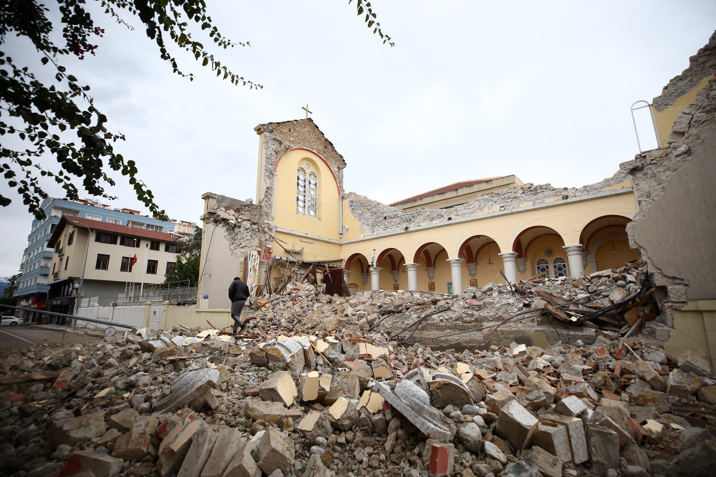 Den latinske katolske kirken i Iskenderun-distriktet i Hatay ble ødelagt på grunn av jordskjelvet, Türkiye, 6. februar 2023. (AA Photo)