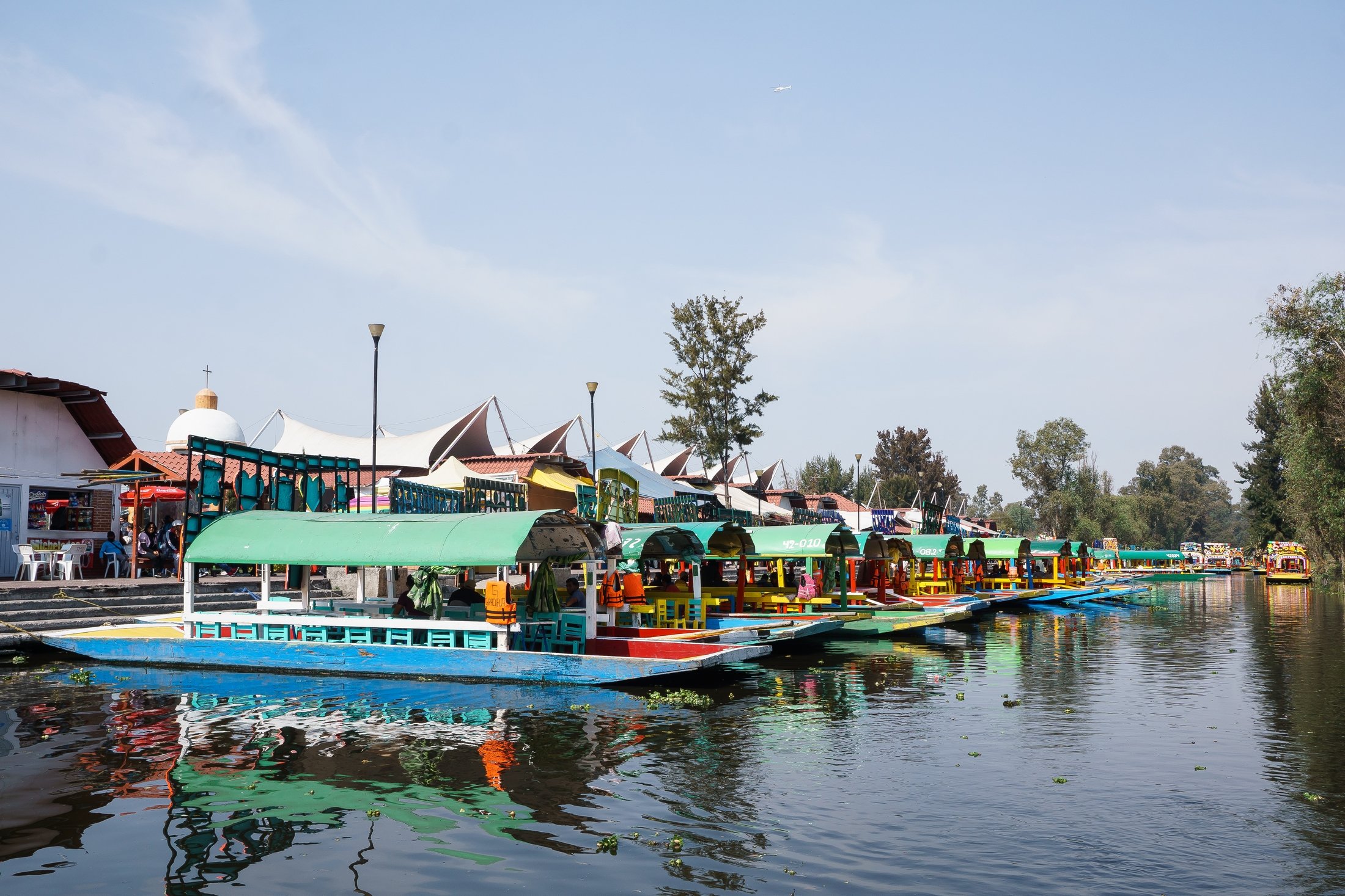 Sekitar 1.500 trajinera dapat ditemukan di kanal Xochimilco, Mexico City, Meksiko, 20 Januari 2022. (Foto dpa)