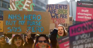 Nurses protest during a strike by NHS medical workers, amid a dispute with the government over pay, outside St. Thomas' Hospital, in London, Britain, Feb. 6, 2023. (Reuters Photo)