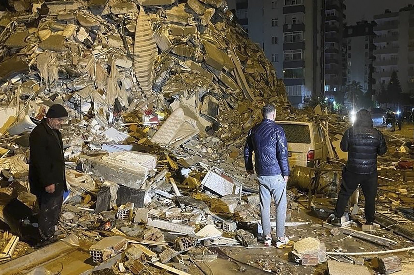 Gempa dahsyat tumbangkan rumah di Türkiye, Suriah, jumlah korban tewas bertambah