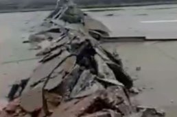 Landasan pacu Bandara Hatay terbelah menjadi 2 setelah gempa besar di SE Türkiye