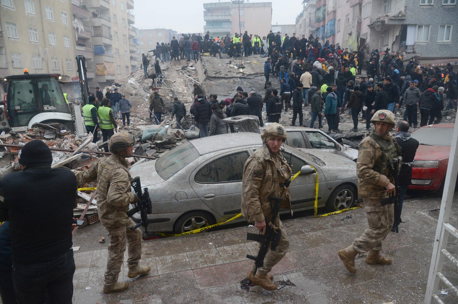 Soldiers help in the efforts as people search through the rubble for survivors in Diyarbakır after a 7.8-magnitude earthquake, southeastern Türkiye, Feb. 6, 2023. (AFP Photo)