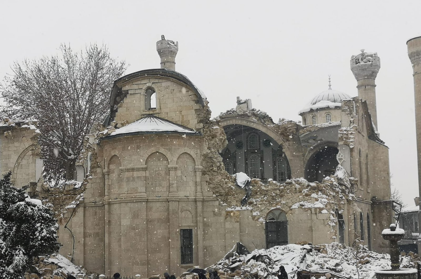 The historical Yeni Mosque in Malatya was demolished in the 7.7 magnitude earthquake that hit the Pazarcık district of Kahramanmaraş, Malatya, Türkiye, Feb. 6, 2023. (DHA Photo)