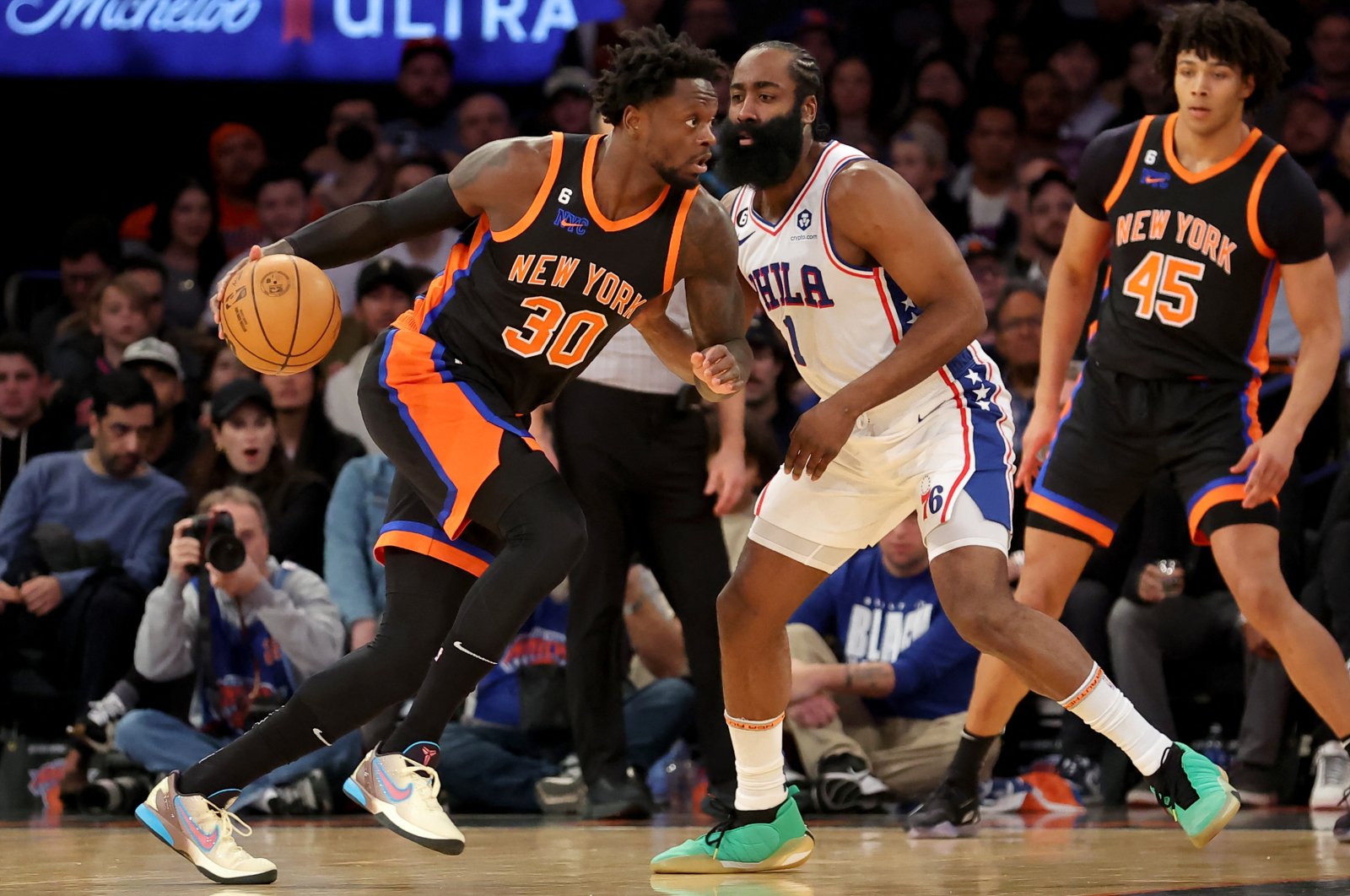 New York Knicks forward Julius Randle (L) controls the ball against Philadelphia 76ers guard James Harden (C) during the first quarter at Madison Square Garden, New York, U.S. (Reuters Photo)