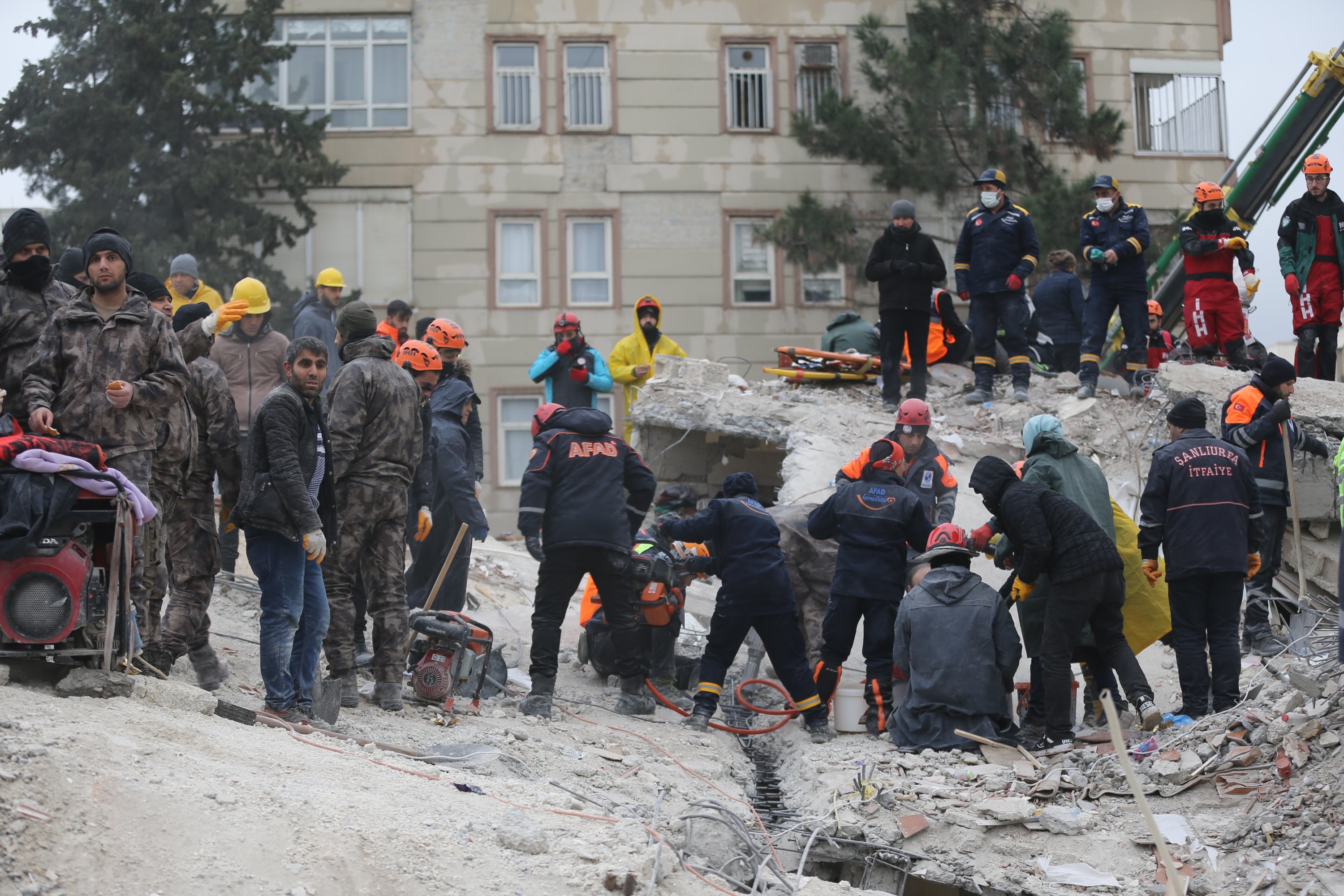 Tim SAR bekerja di gedung yang hancur, Şanlıurfa, Türkiye, 6 Februari 2023. (Foto AA)