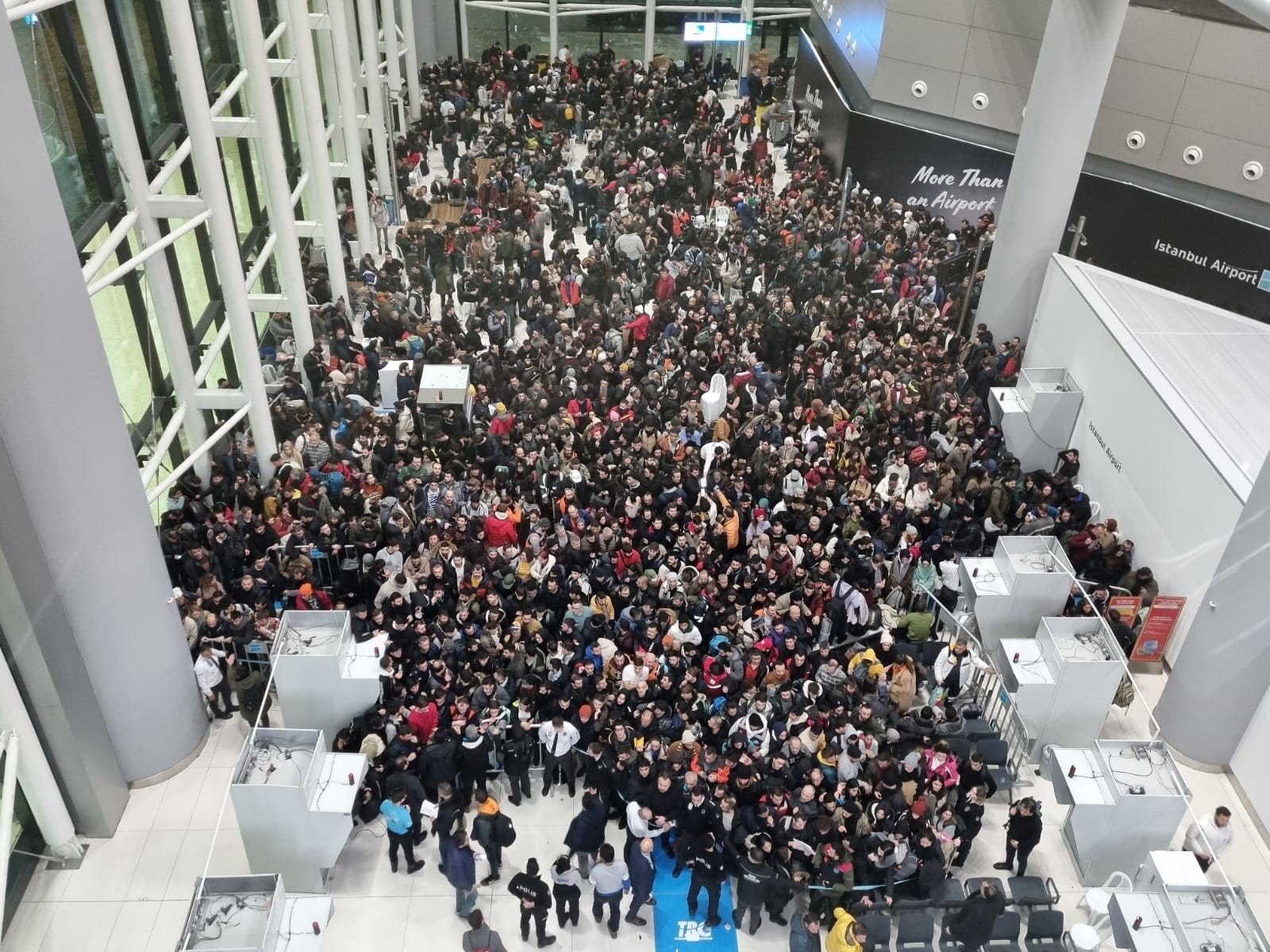 An influx of volunteers, ready to engage in the assistance and rescue efforts following earthquakes in southeastern Türkiye, is seen at Istanbul Airport, Türkiye, Jan. 7, 2023. (IHA Photo)