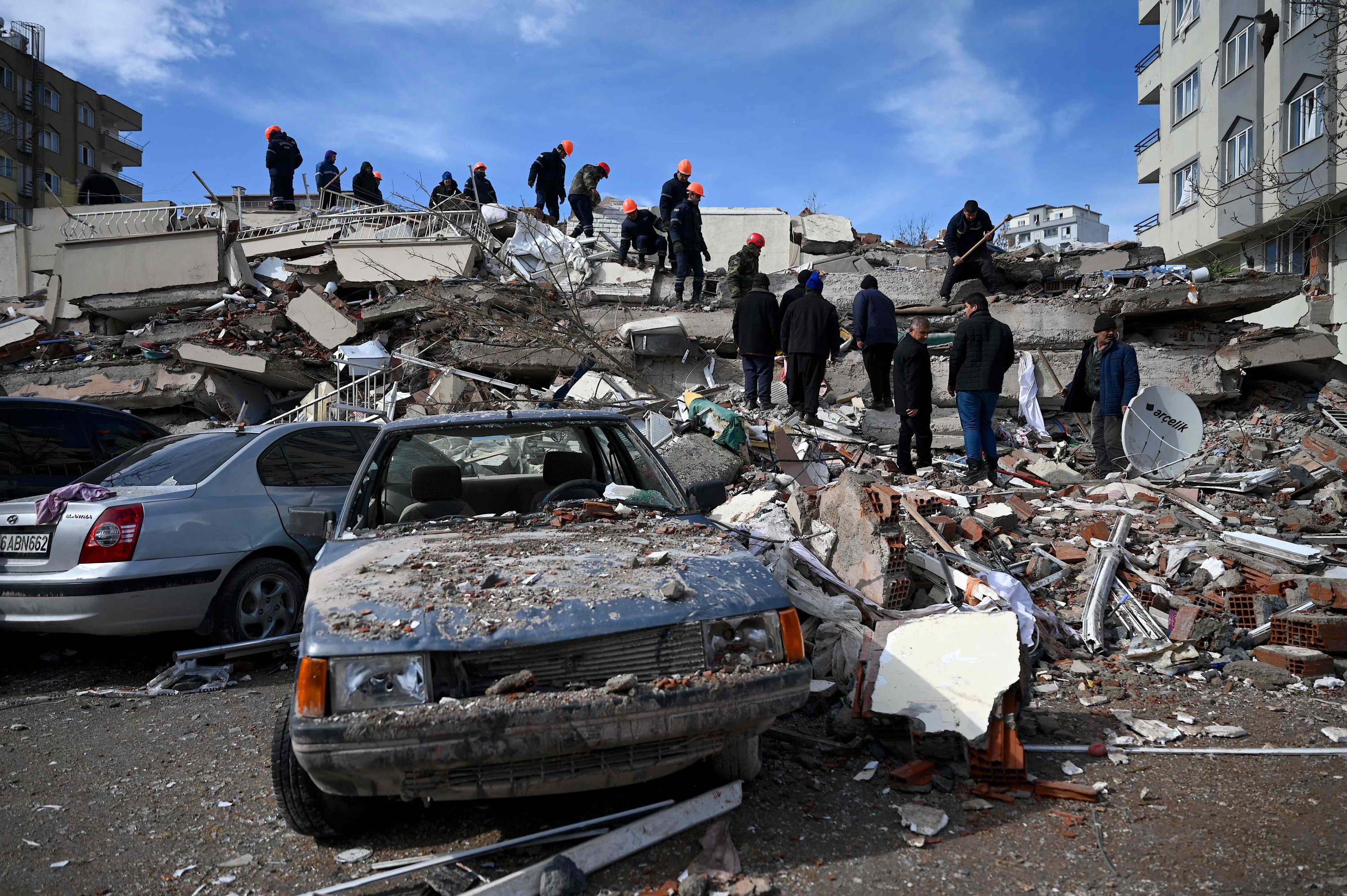 Petugas penyelamat dan keluarga mencari melalui puing-puing bangunan setelah gempa berkekuatan 7,7 melanda tenggara negara itu, Kahramanmaraş, Türkiye, 7 Februari 2023. (Foto AFP)