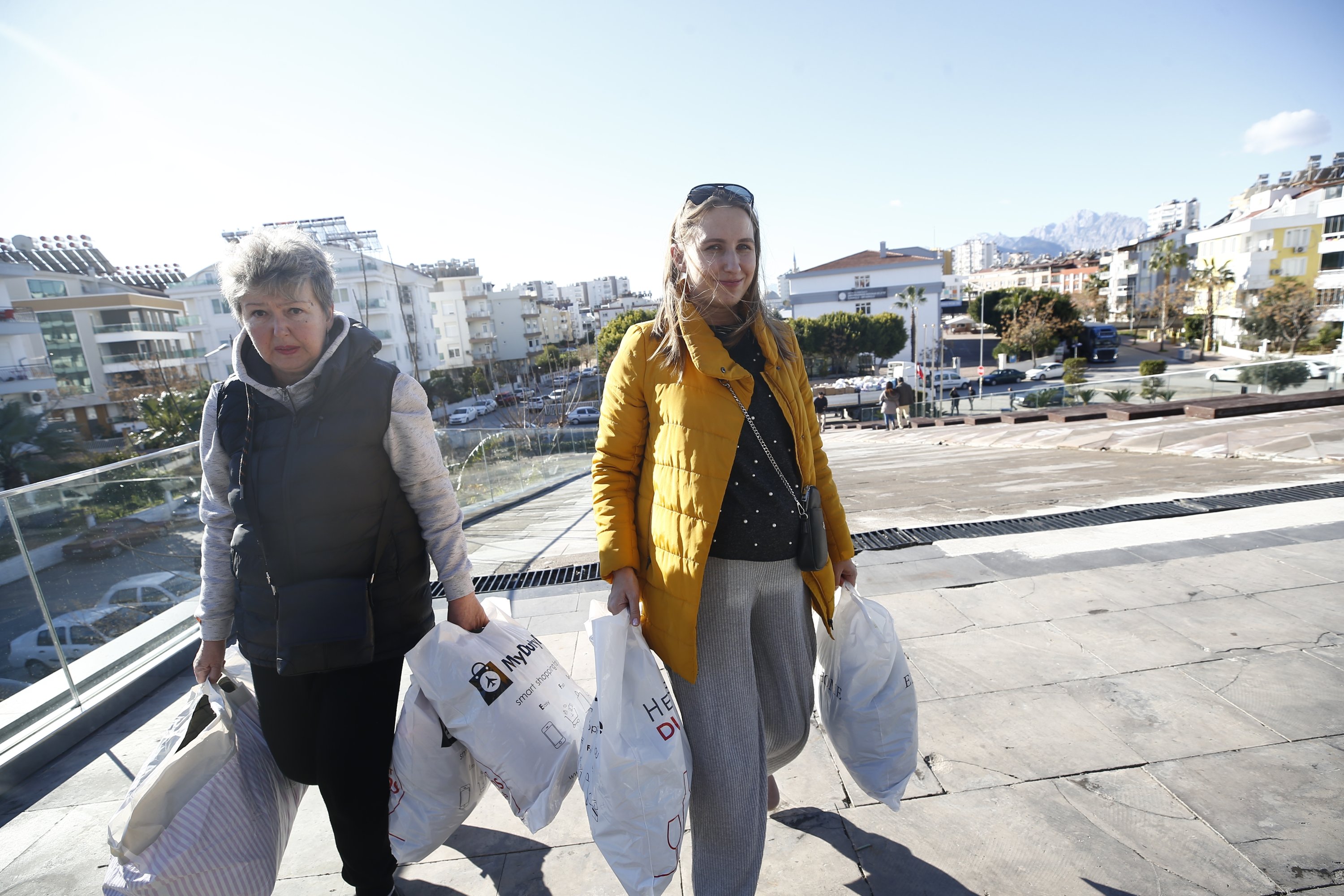 Anna Aba (L) from Ukraine, who has been living in Antalya for 12 years, donates some winter clothing for the earthquake victims, Antalya, Tόrkiye, Feb. 7, 2023. (AA Photo)