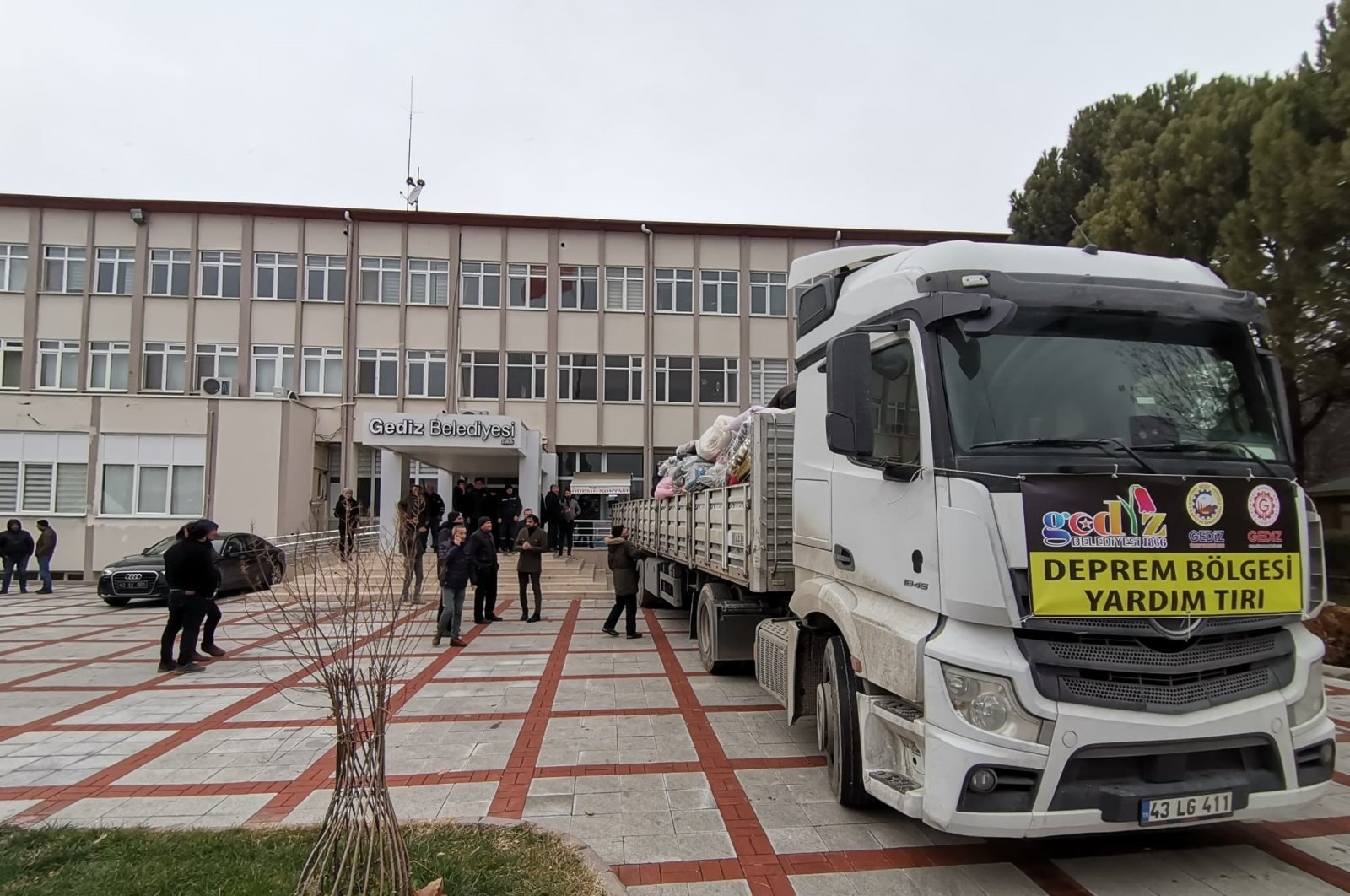 A truck is loaded with relief aid for victims of the earthquake that hit the country&#039;s southeast, Kütahya, western Türkiye, Feb. 7, 2023. (IHA Photo)