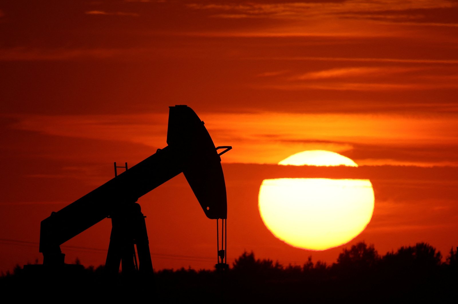 An oil pump of IPC Petroleum France is seen at sunset outside Soudron, near Reims, France, Aug. 24, 2022. (Reuters Photo)